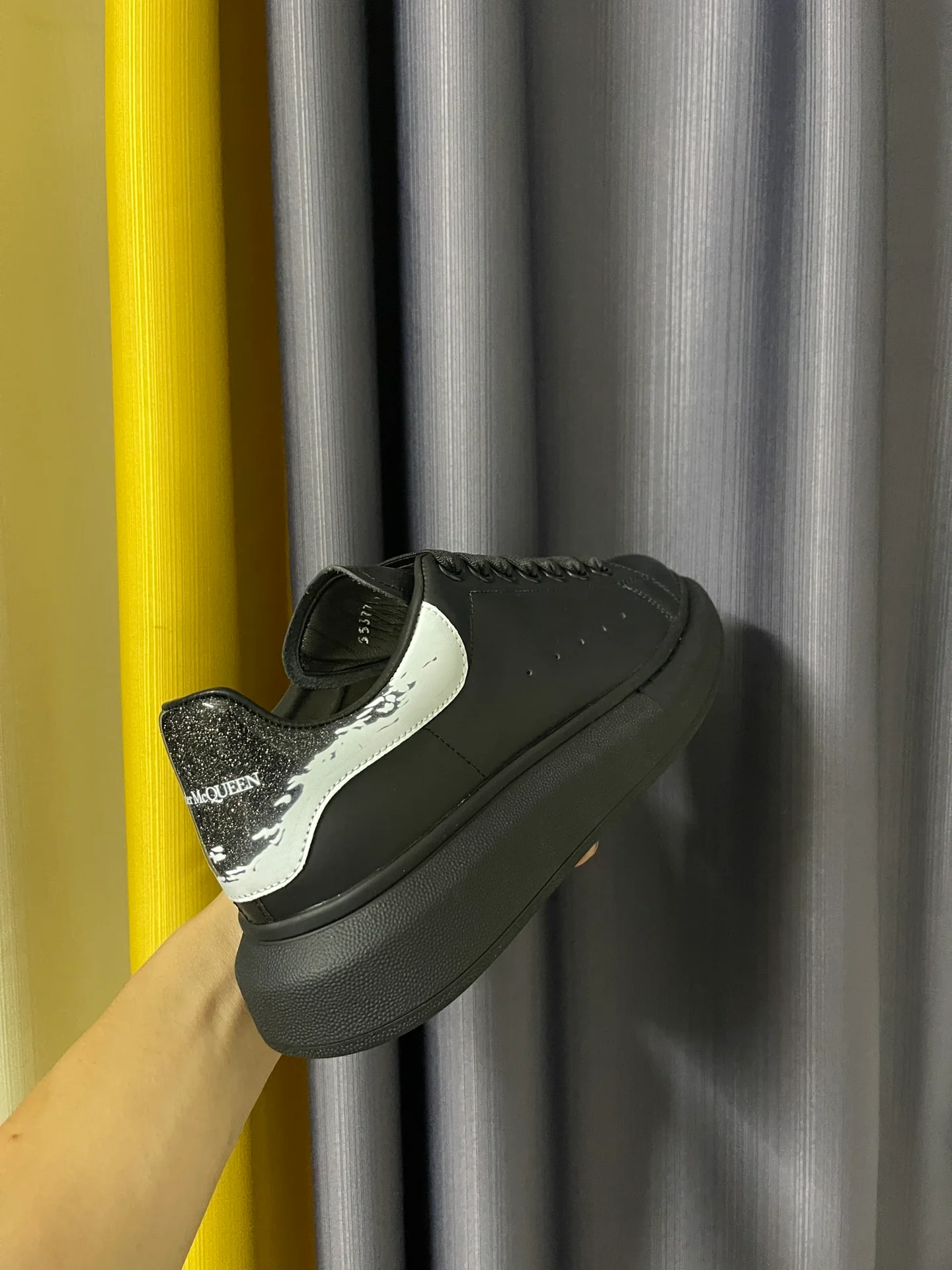 Классические белые кроссовки McQueen - унисекс - черный каблук с блестками и граффити.