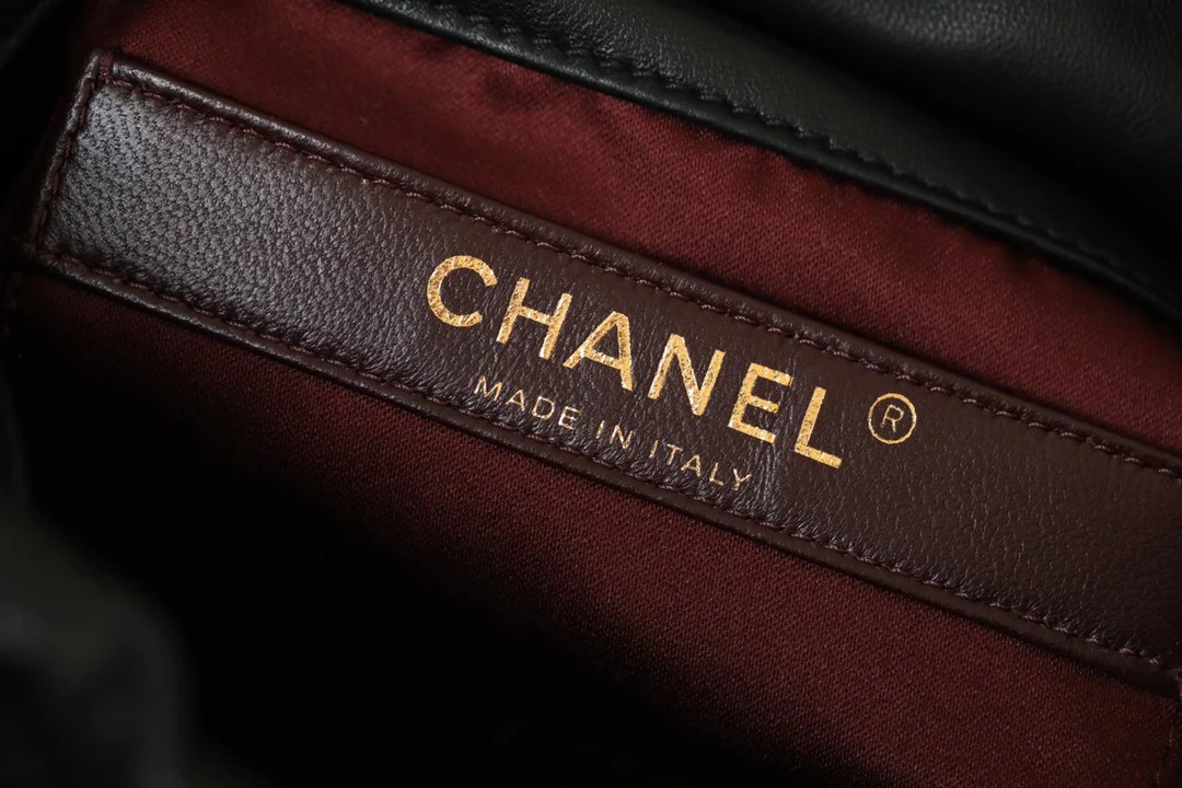 Сумка-ведро Chanel с жемчужным декором на завязках