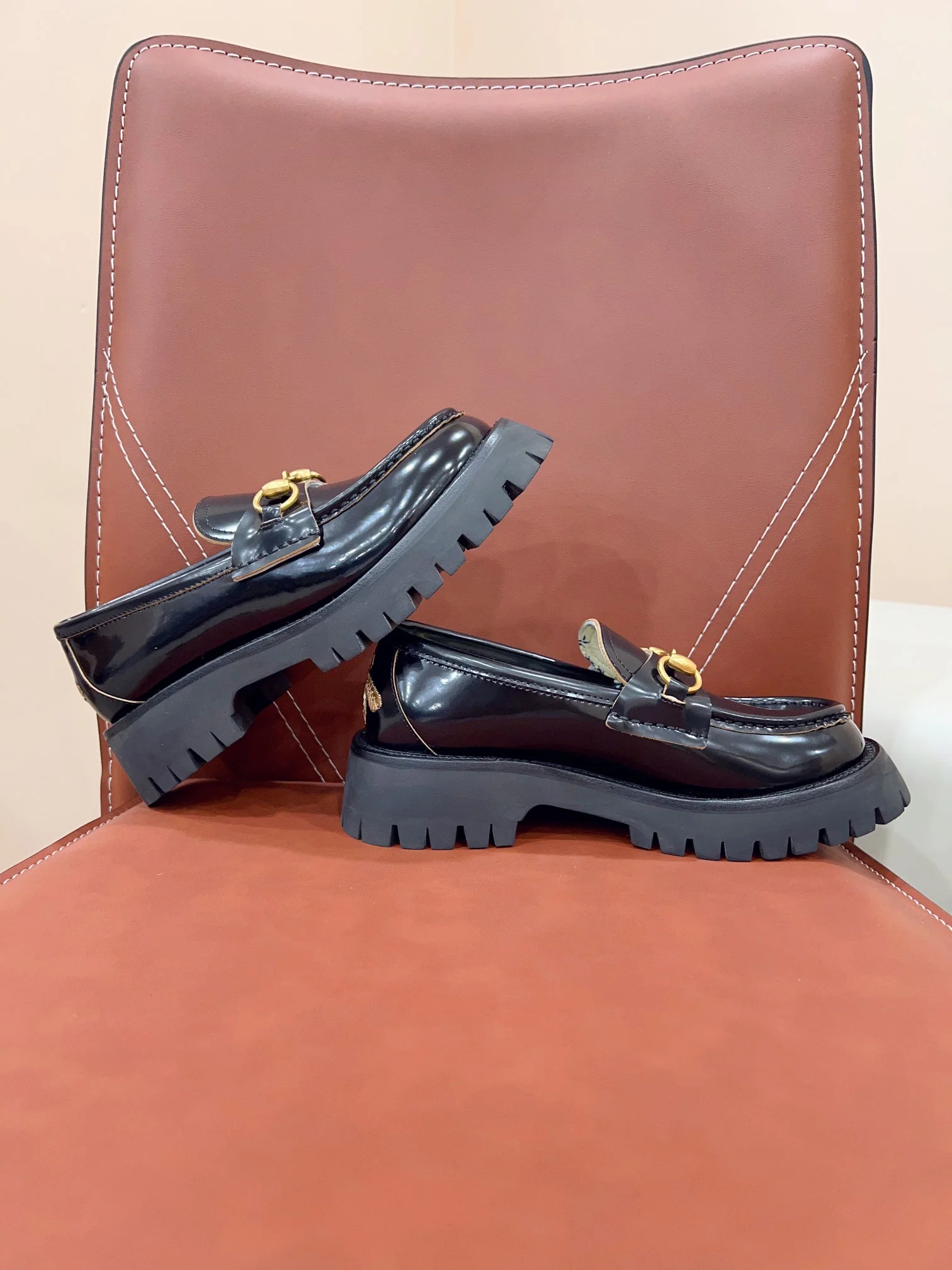 Новинка сезона осень/зима 2023 от Gucci - Лоферы - Глянцевый черный