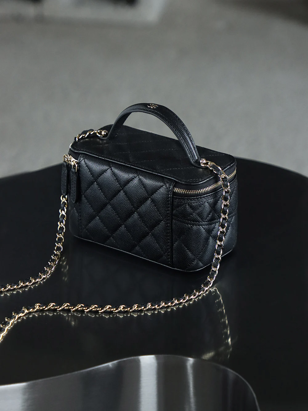 Косметичка Chanel 25c - Черная - Фурнитура из светлого золота