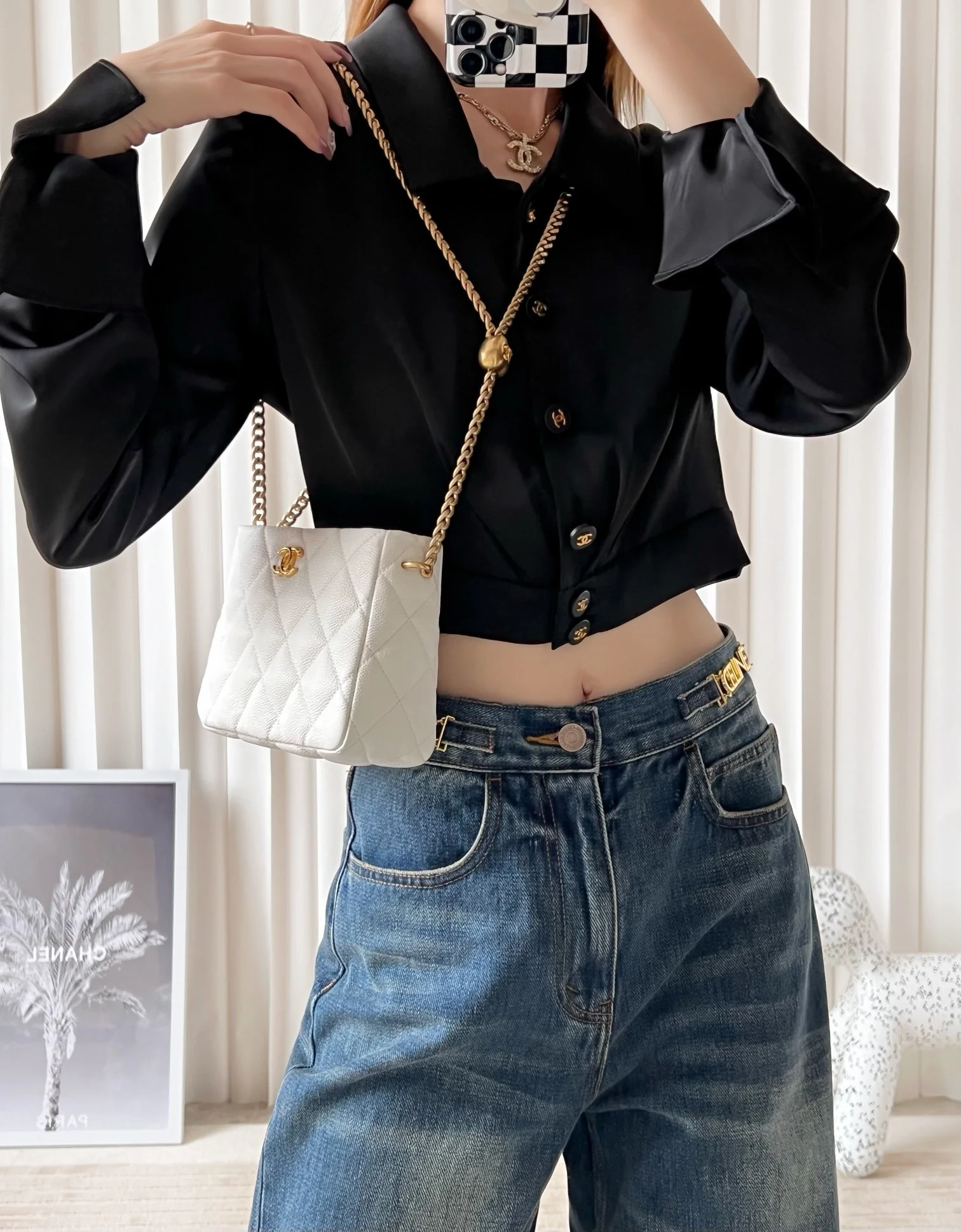 Новинка коллекции Chanel Весна/Лето 2023 - Сумка-хобо в форме сердца (маленькая) - Белая - Фотографии сумки на себе.