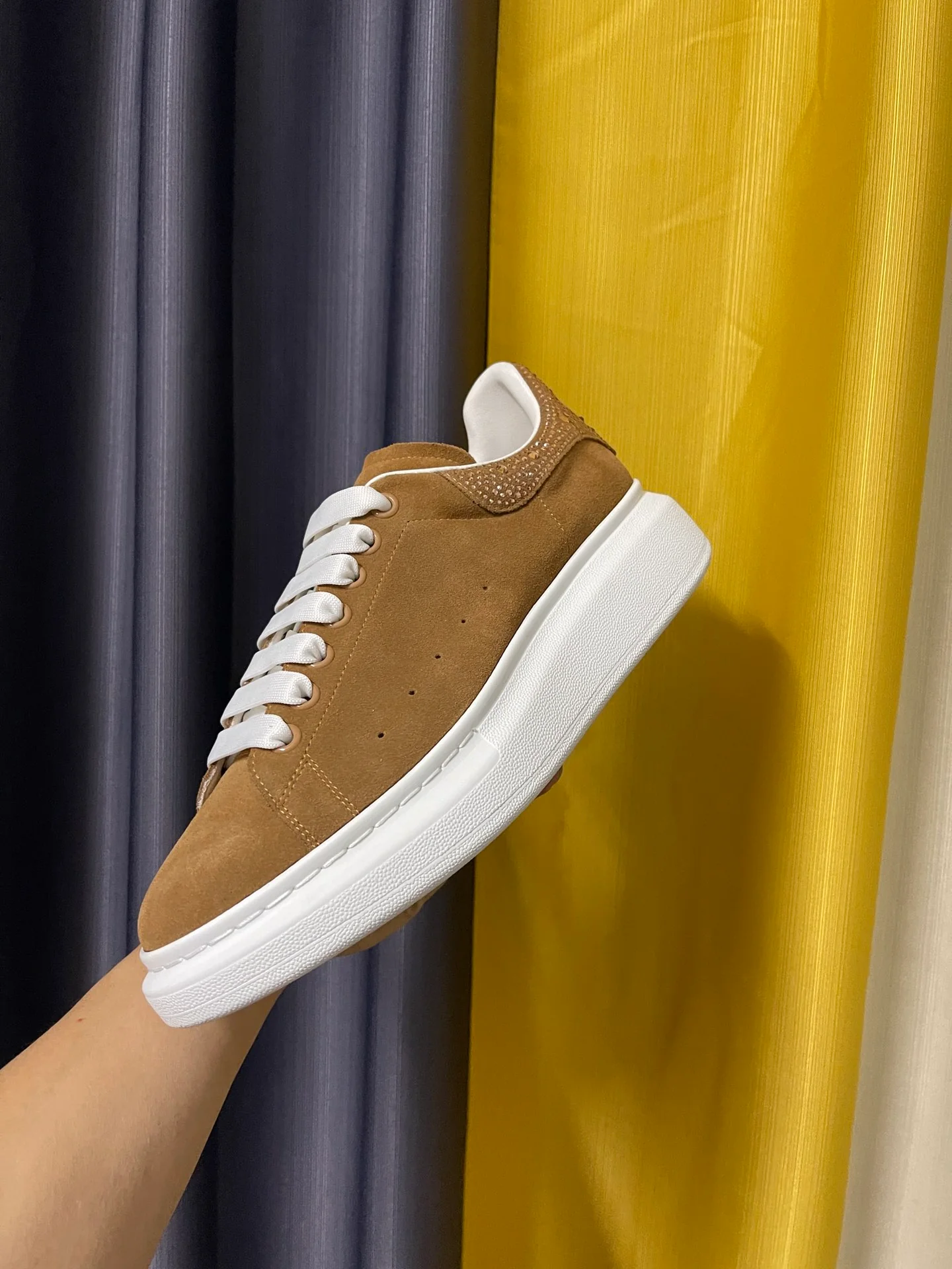 Классические белые кроссовки McQueen - унисекс - коричневая замша - каблук со стразами