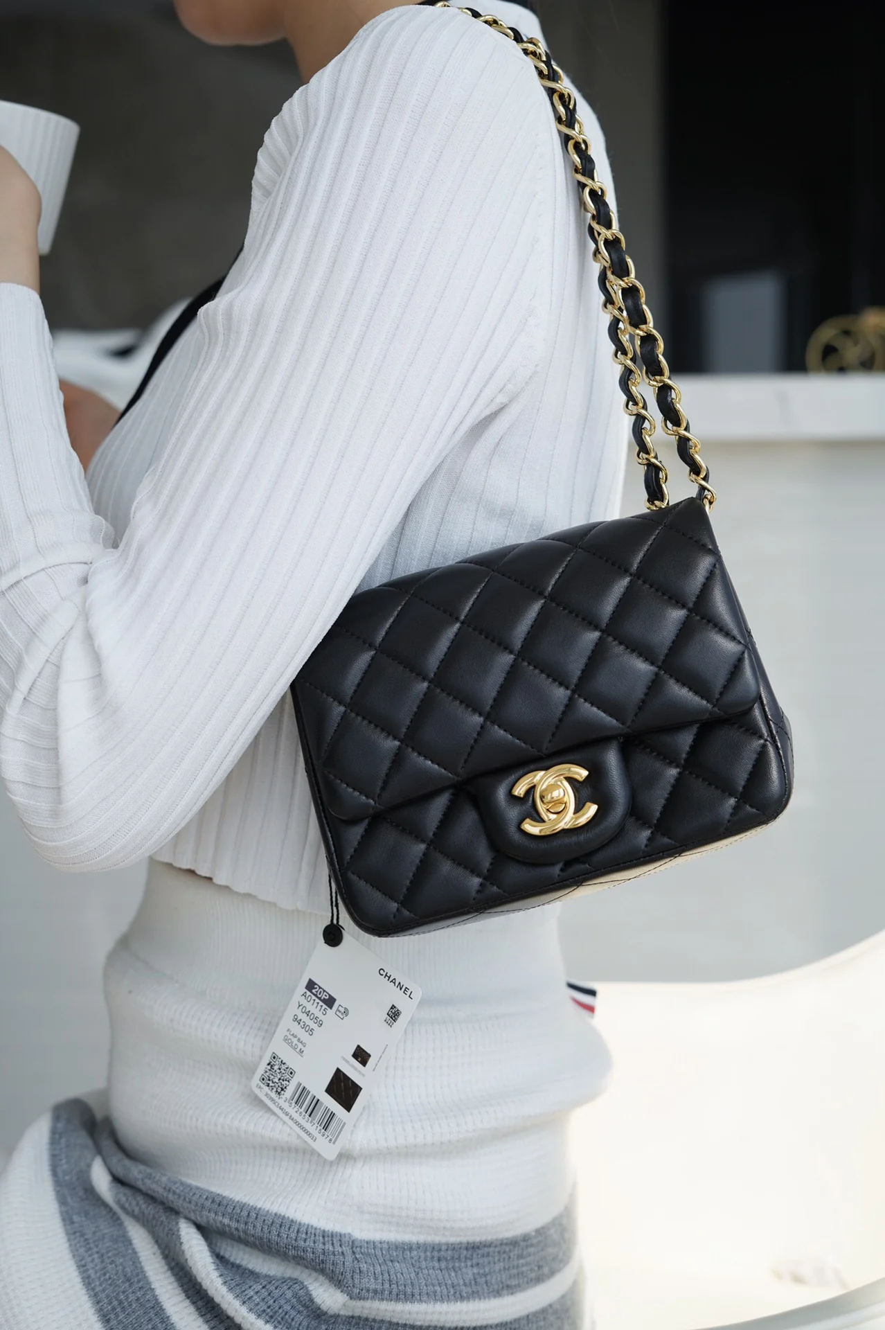 Часы Chanel CF Square Fat Man - 18 см - из черной овечьей кожи с золотой пряжкой