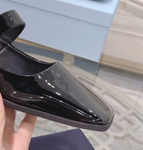 Новинка сезона весна/лето 2023 от Prada - Ретро-балетки с квадратными кольцами - Черные