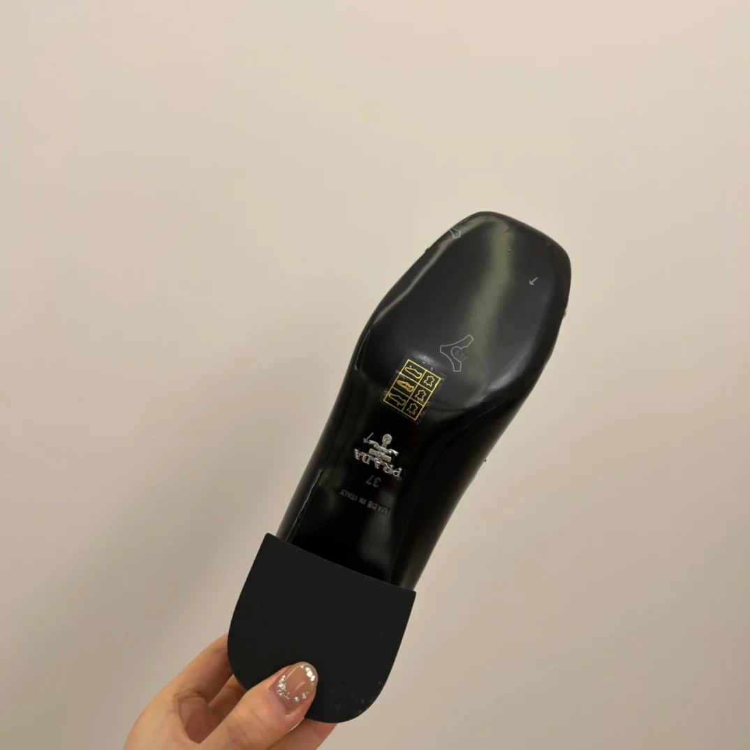 Новинка сезона осень/зима 2022 от Prada - туфли на массивном каблуке с металлическим закругленным носком.