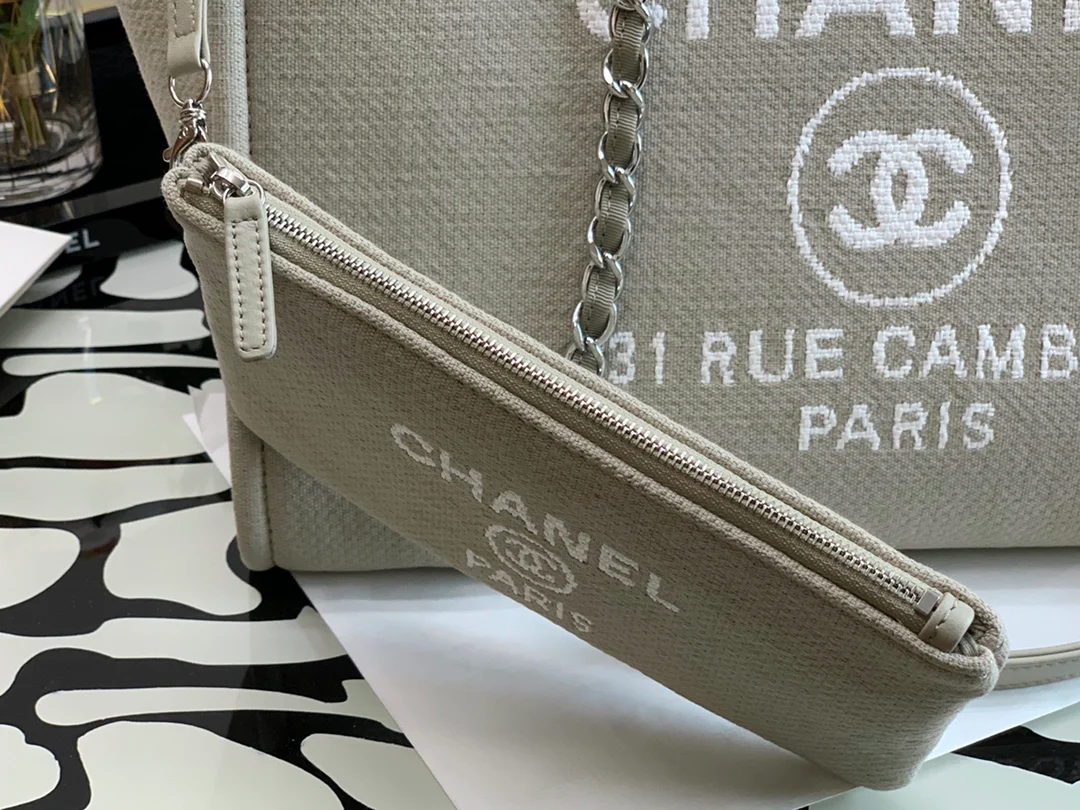 Пляжная сумка Chanel из коллекции осень/зима 2022 — бежевая — большая.