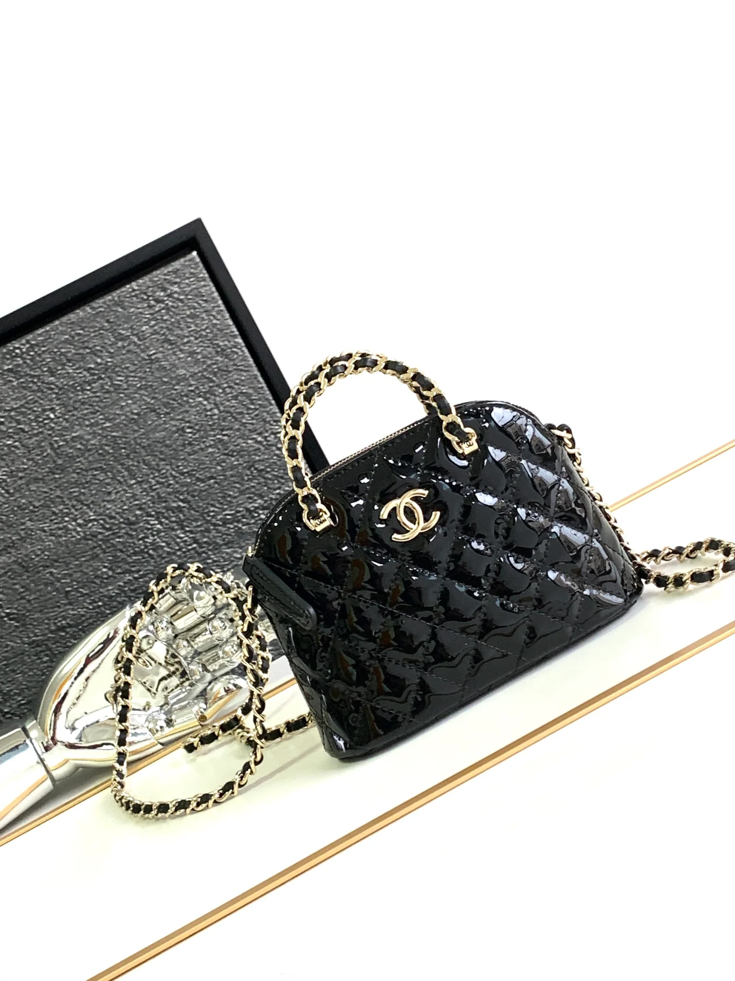 Новинка сезона весна/лето 2023 от Chanel - сумка Shell из лакированной кожи - черная.