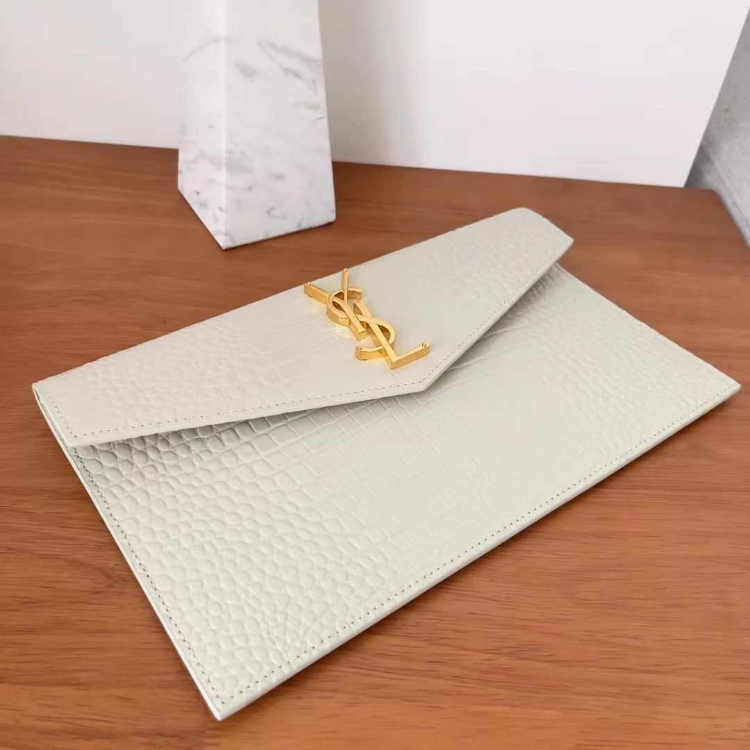 Клатч YSL с тиснением под крокодиловую кожу