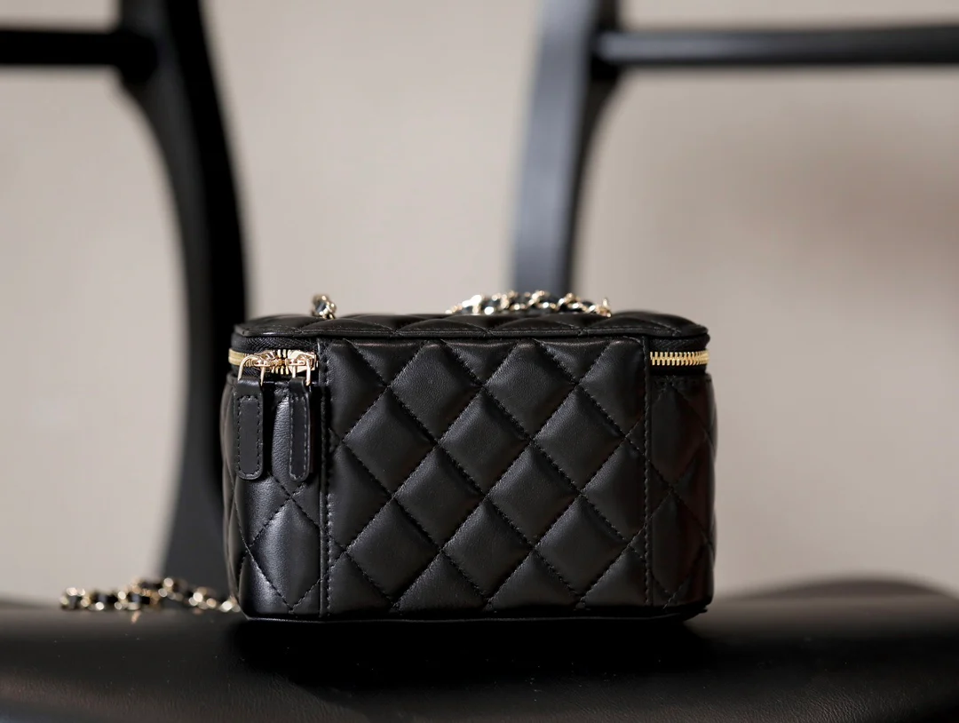 Новые поступления коллекции Chanel весна/лето 2023 - Футбольная коллекция - Длинная коробка с цепочкой и мячом - Черная