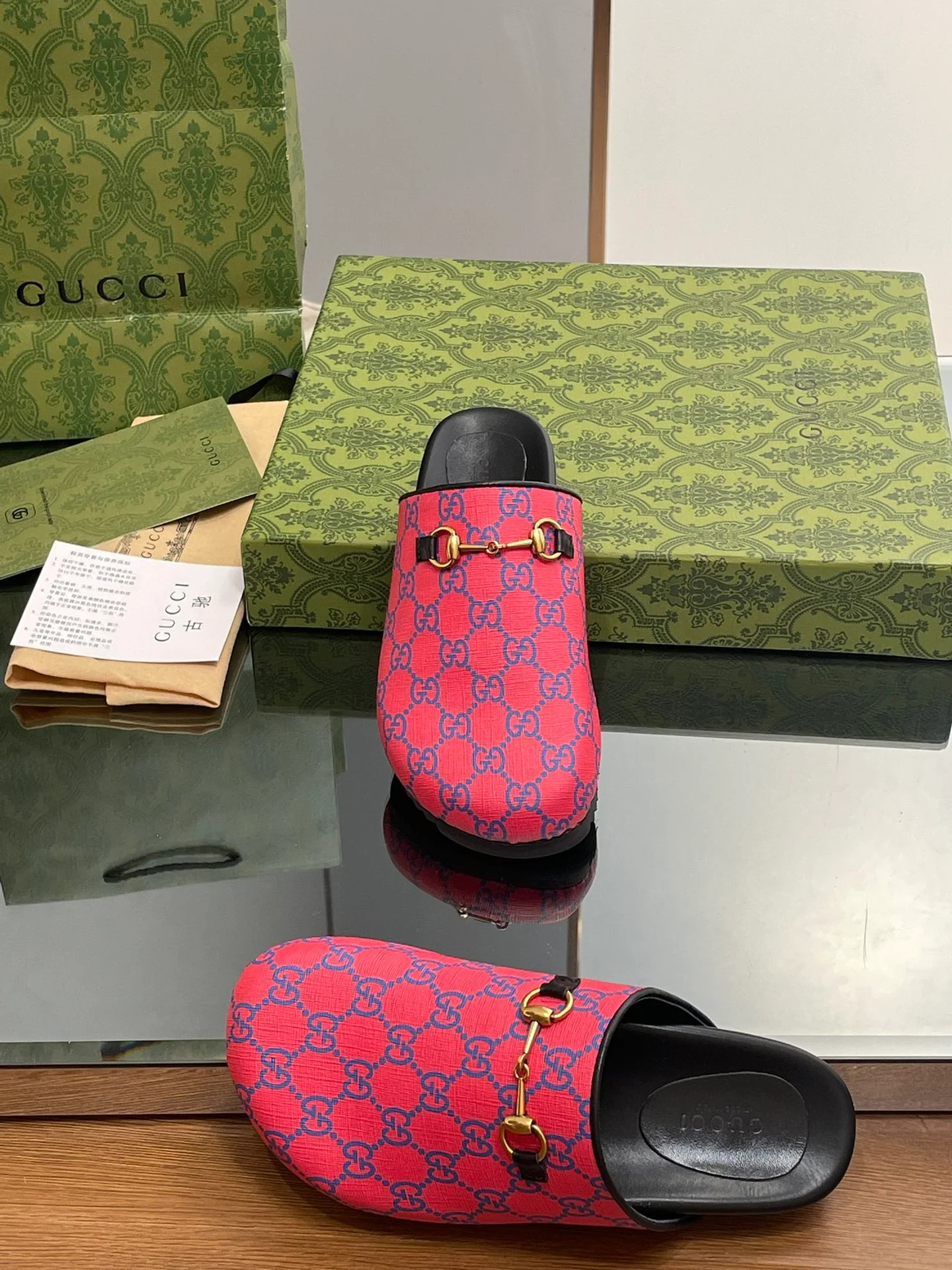 Новинка сезона ?Ранняя осень? от Gucci: мюли, закрытые тапочки, унисекс, розовый.