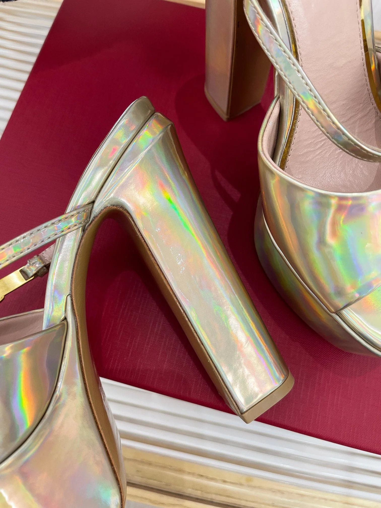 Новинка сезона весна/лето 2023 от Valentino - сандалии на платформе 9 см с открытым носком - 15 см - серебристые