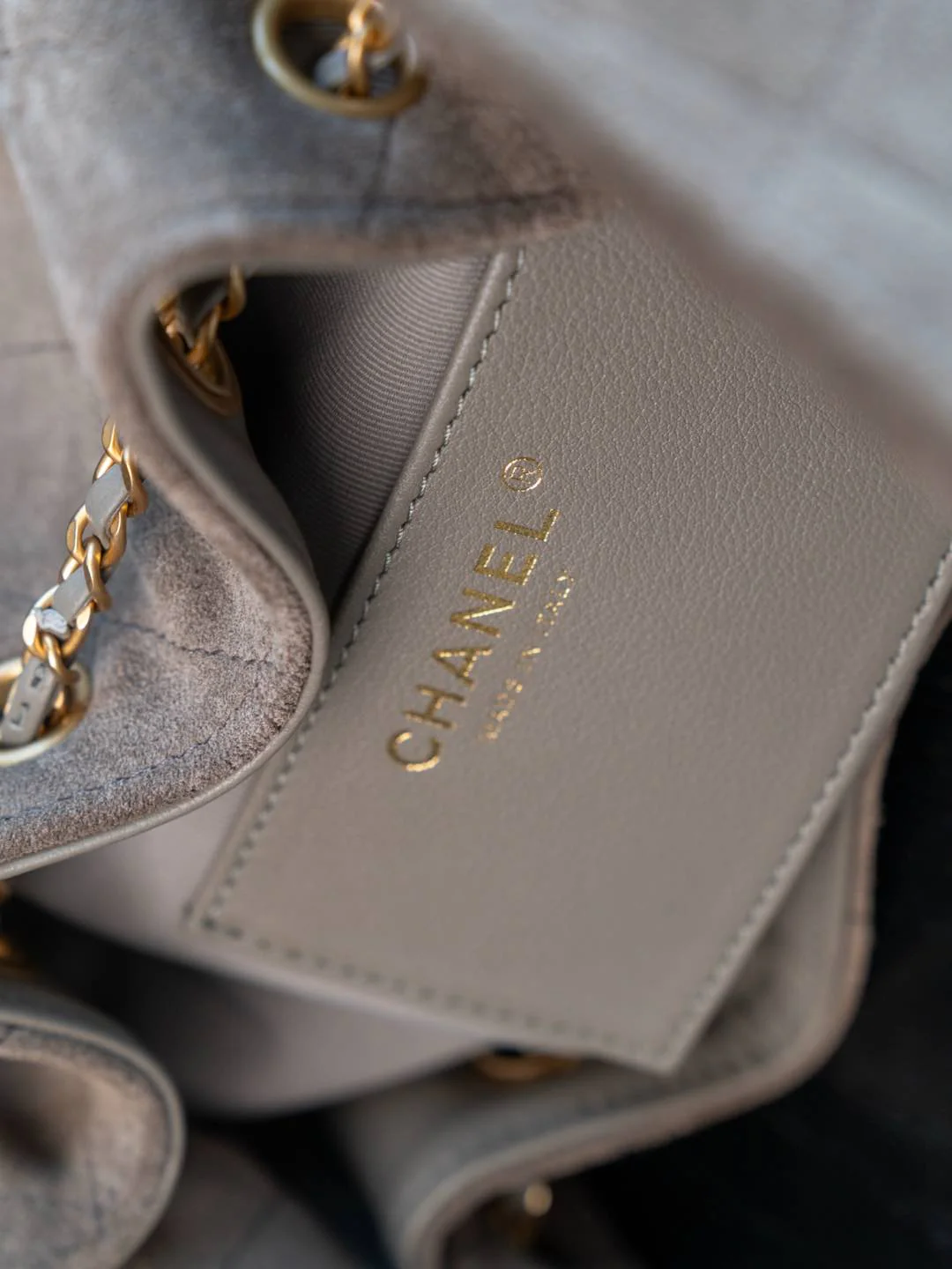 Сумка-хобо Chanel с завязками, замша, серая.