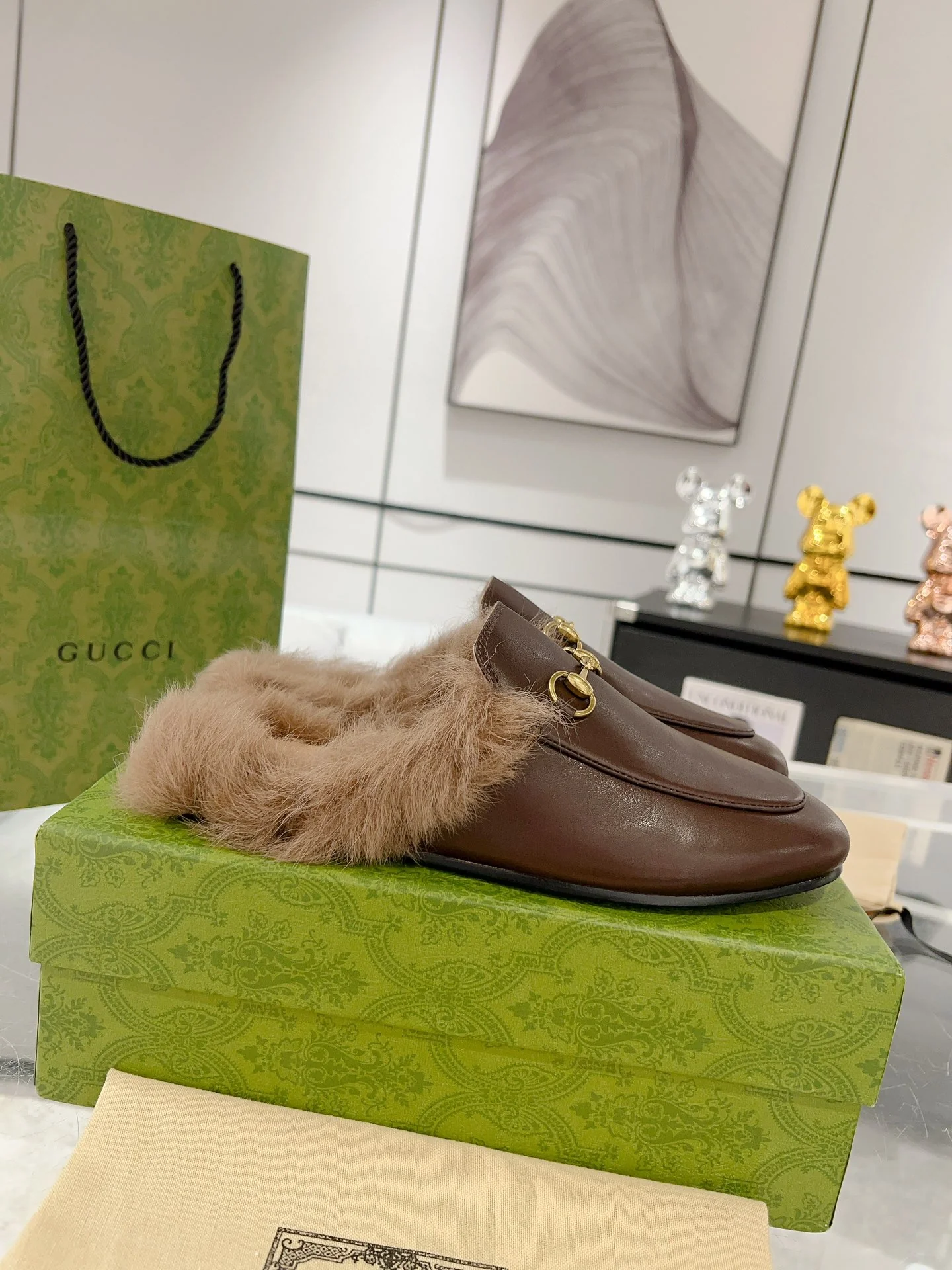 Новинка сезона осень/зима 2023 от Gucci - Тусклые тапочки с закрытым носком из тосканской шерсти - Коричневая кожа