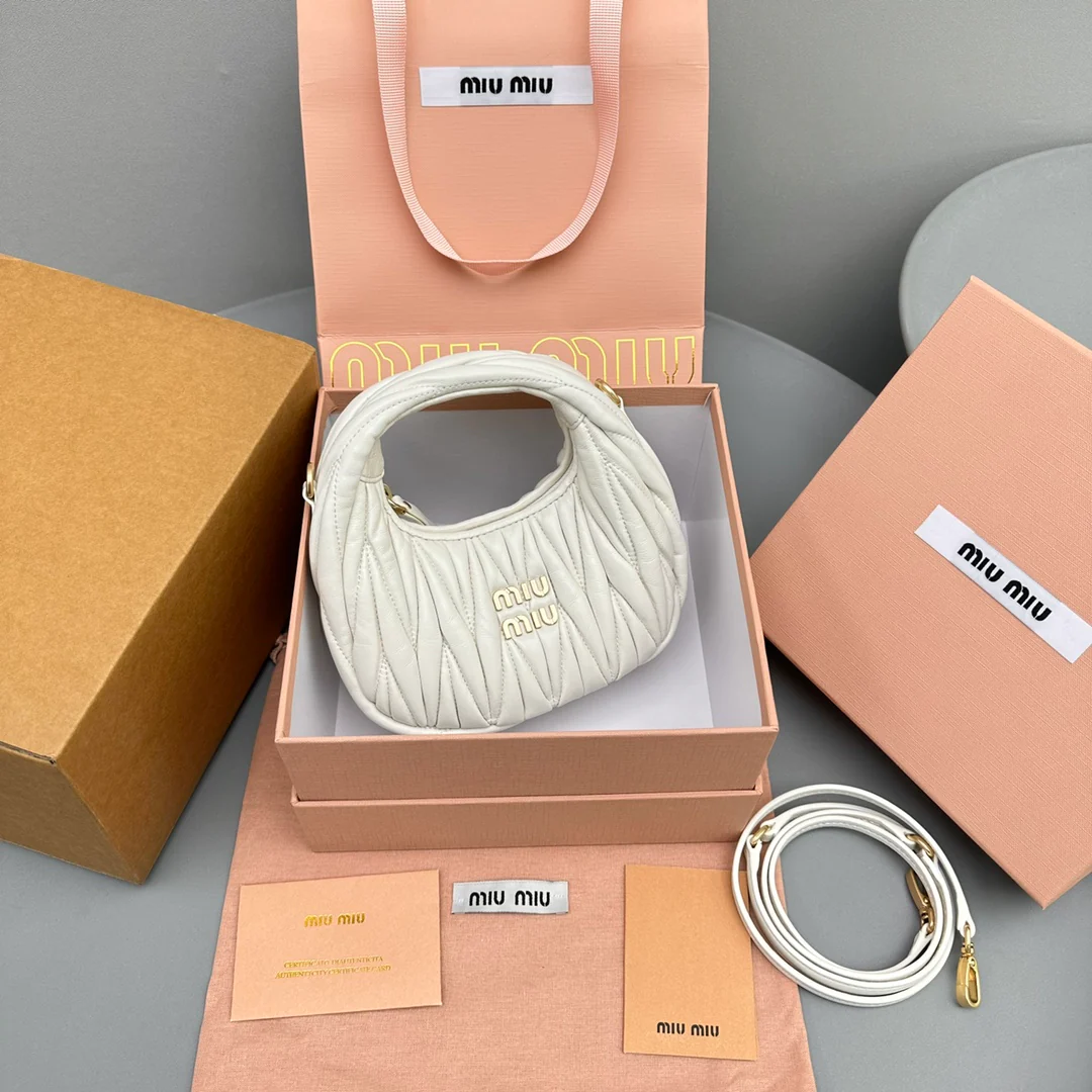 Сумка Miu Miu Wander из овечьей кожи, мини-юбка, белая.