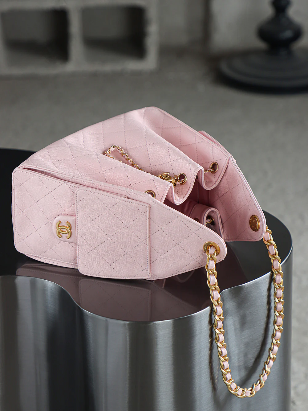 Сумка-хобо Chanel 25c Hippie, маленькая, розовая, с золотой пряжкой.