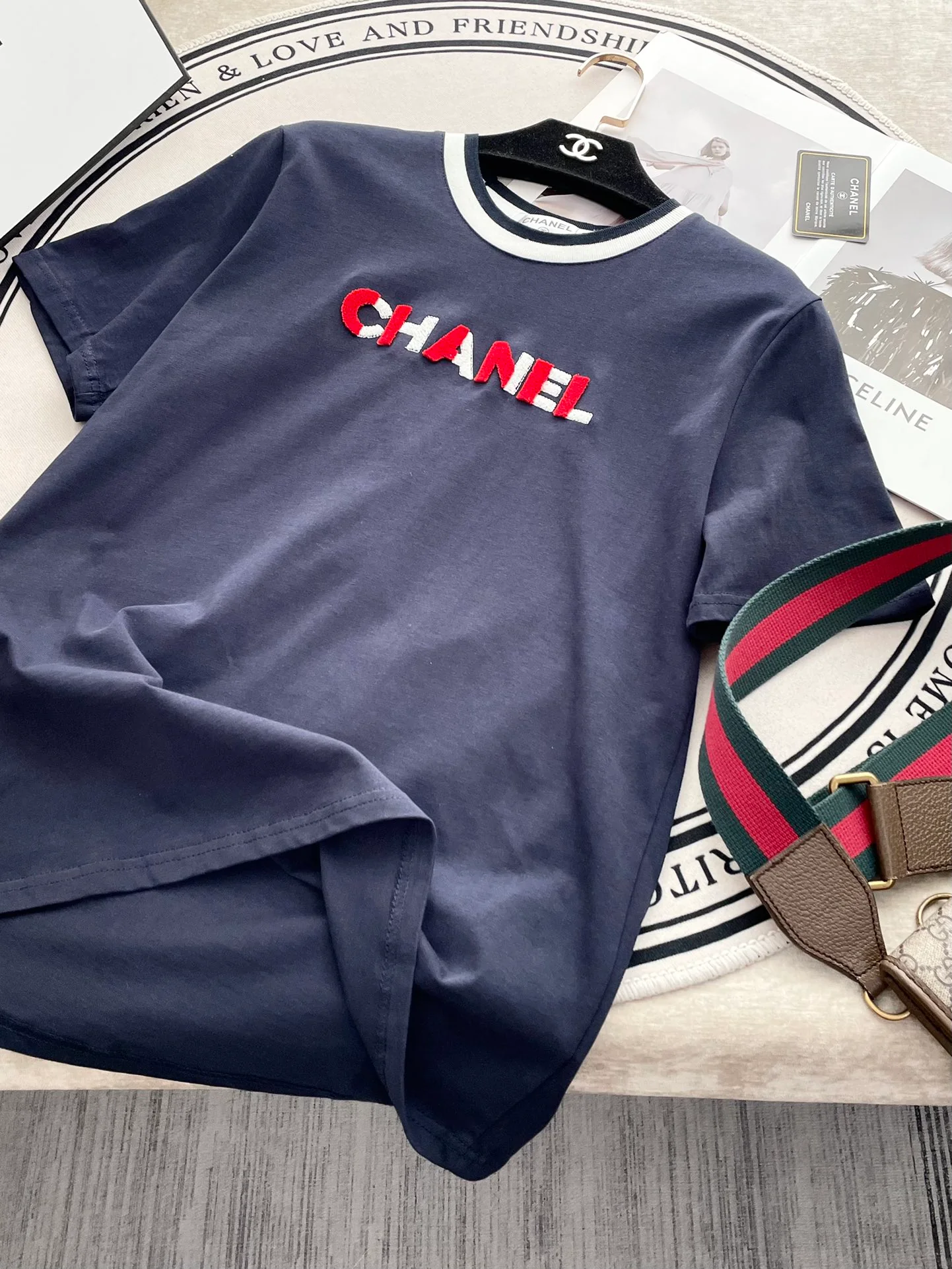 Футболка Chanel 2403 с вышитой 3D-буквой в виде зубной щетки, с короткими рукавами, черная.