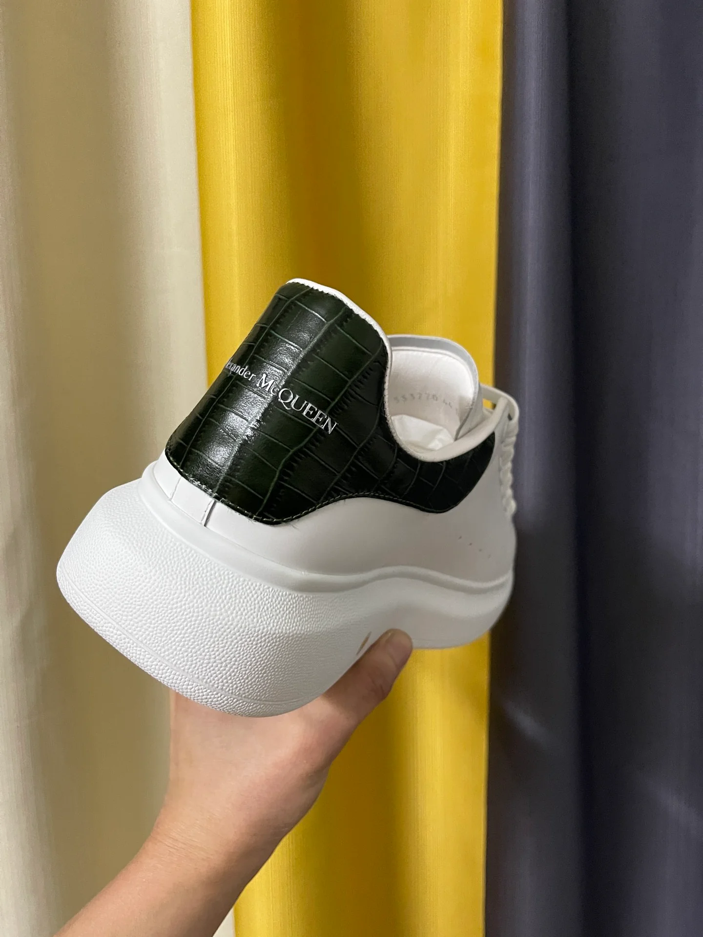 Классические белые кроссовки McQueen - унисекс - темно-зеленый крокодиловый узор