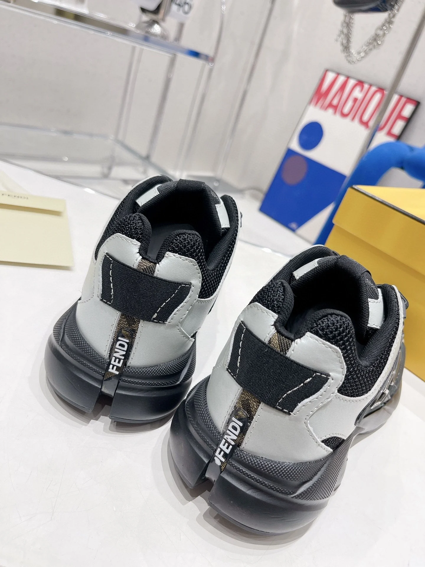 Новинки осенне-зимней коллекции Fendi 2022 — ретро-кроссовки — массивная обувь — парный стиль