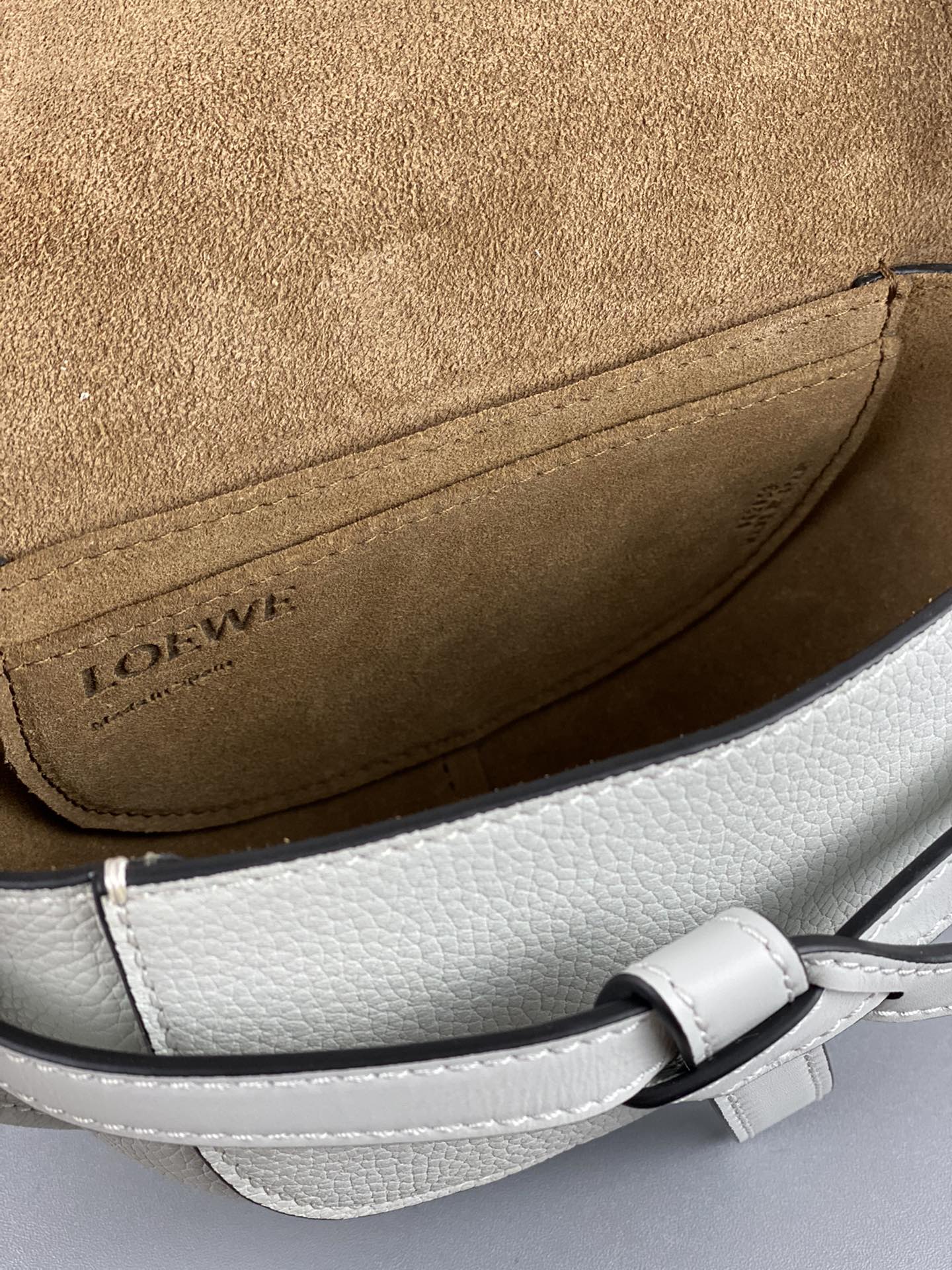 Мини-платье Loewe Gate 21x12x5x9x5 см, белое с узором из личи.