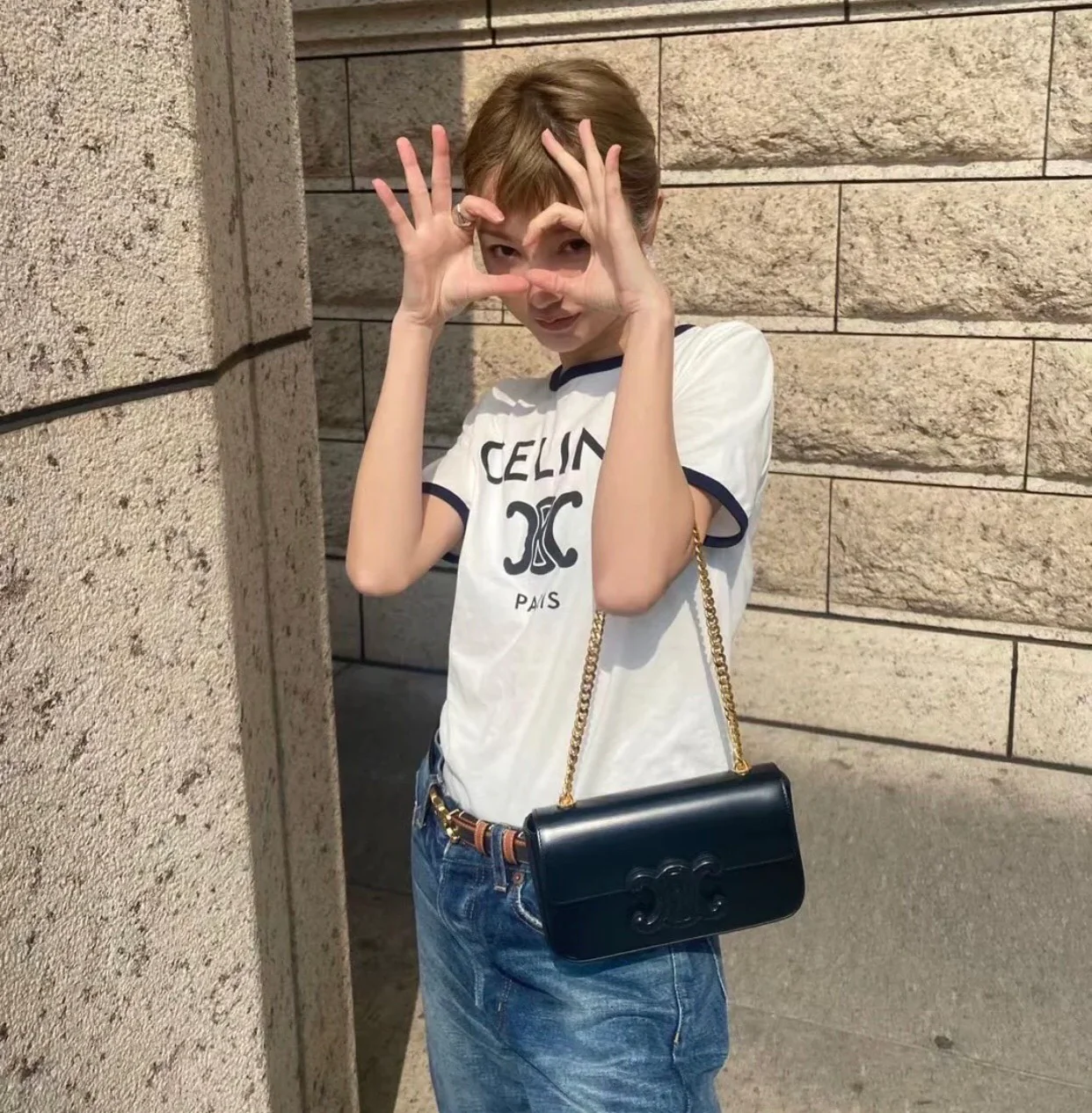 Сумка Celine Triomphe на плечо из глянцевой телячьей кожи с цепочкой — фотографии вживую.