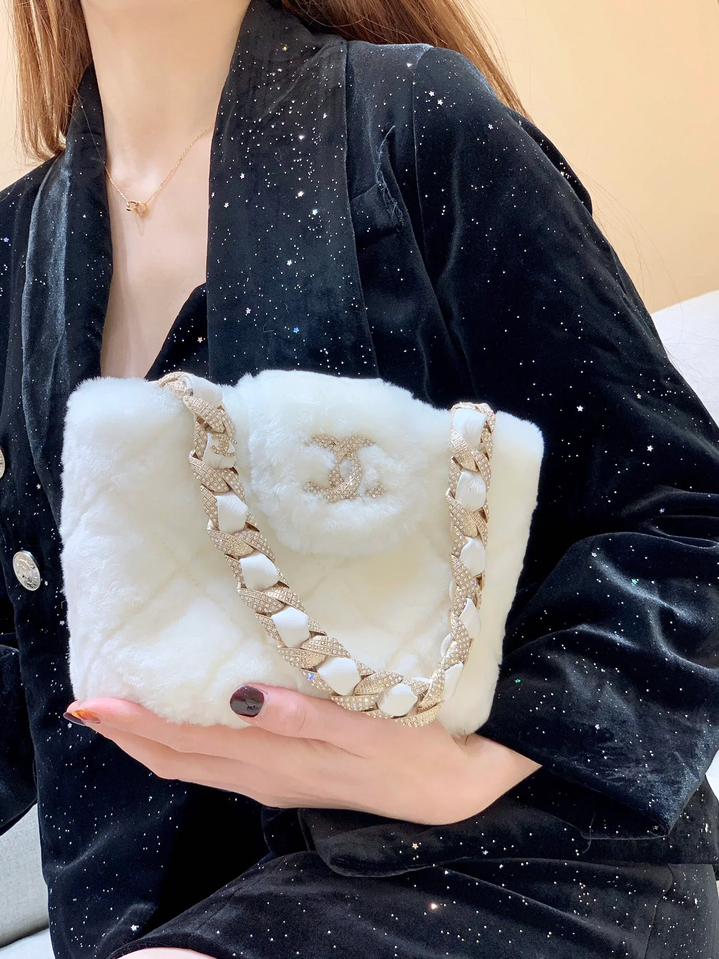 Сумка Chanel из овчины с бриллиантовой цепочкой - 2 шт.