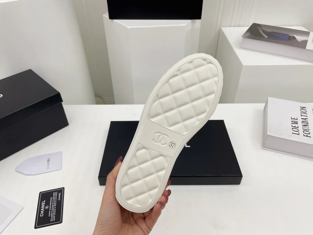 Весенние 2022 года от Chanel: обязательные к приобретению парусиновые туфли - 1