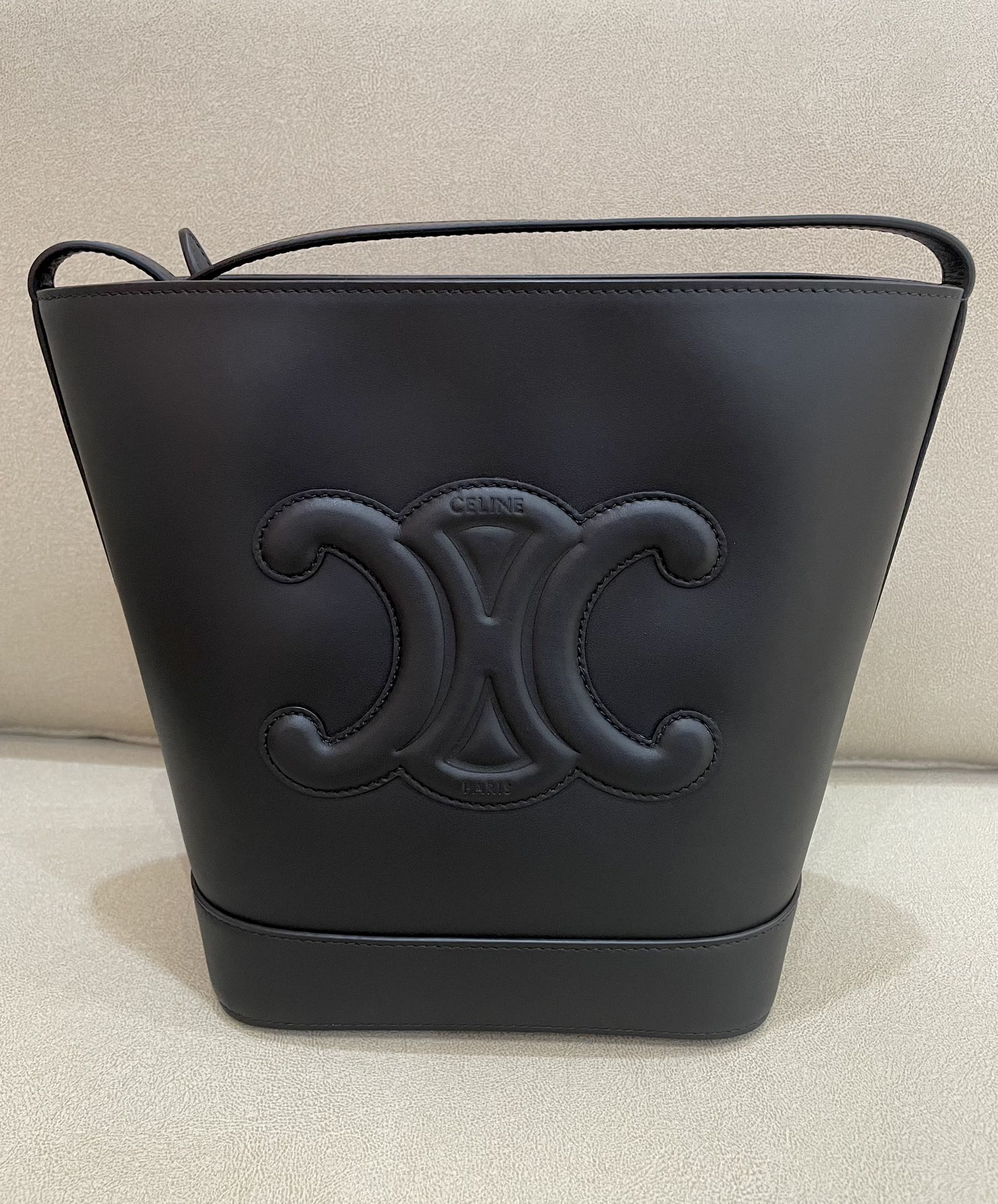 Маленькая черная кожаная сумка-ведро Celine Cuir Triomphe