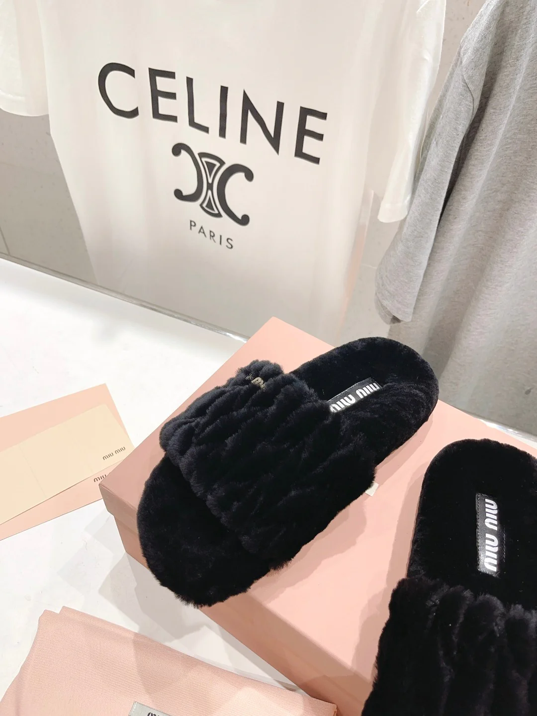 Новинка начала осени 2023 года от Miu Miu - Шелковые вышитые меховые тапочки - Полностью меховые, черные