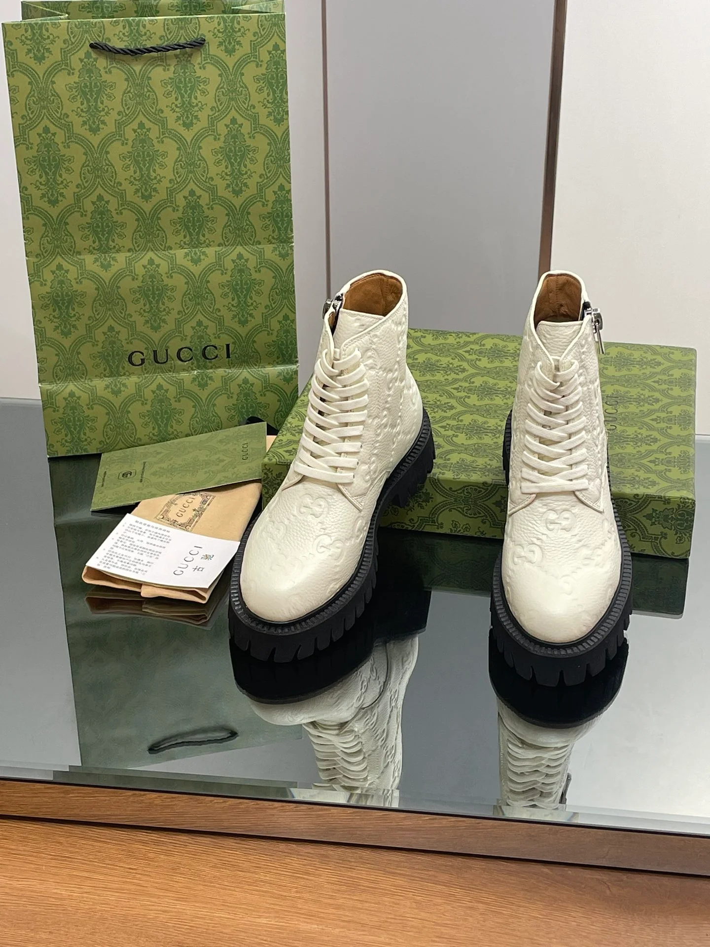 Новинка сезона осень/зима 2023 — Ботильоны Gucci с тиснением Double G — Белые