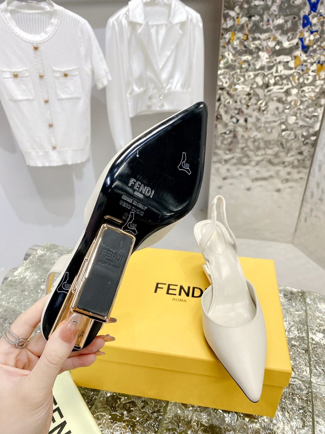 Новинка лета 2022 от Fendi - туфли на F-образном 3D-каблуке.
