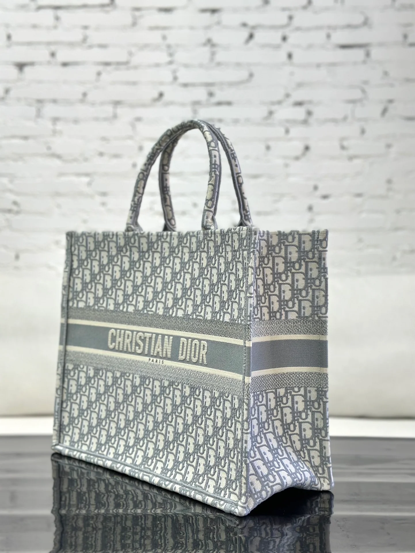Большая сумка-тоут Dior для книг - серая канва с принтом и вышивкой.