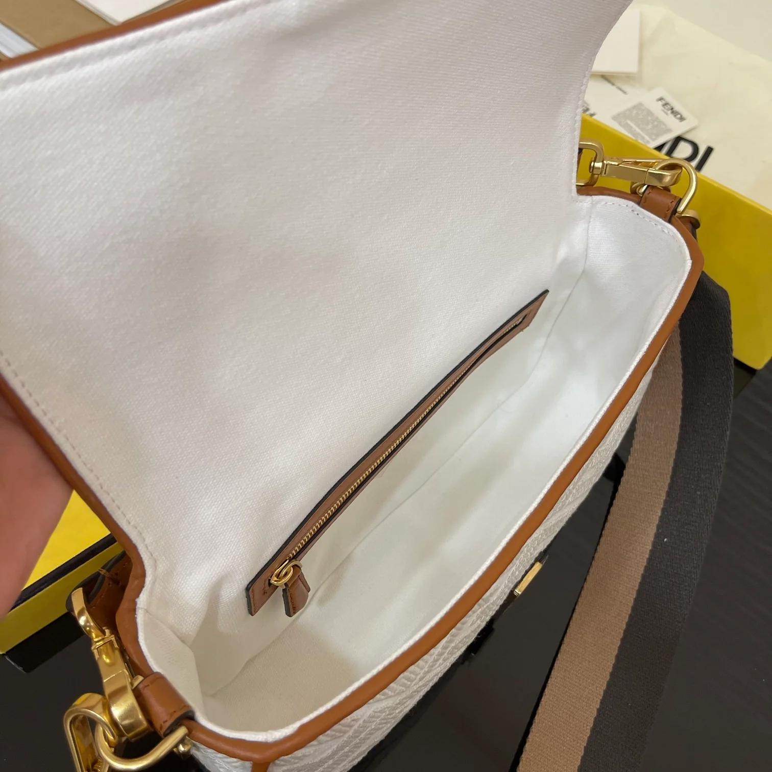 Средняя сумка-багет Fendi Baguette, розовая, с вышивкой - 2 шт.