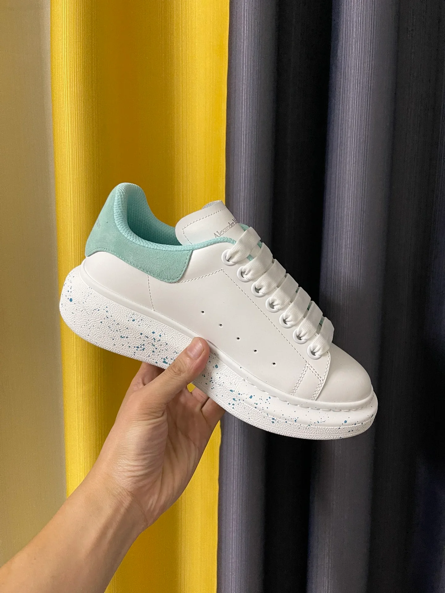 Классические белые кроссовки McQueen - унисекс - акварельный рисунок - подошва с синими точками в стиле граффити