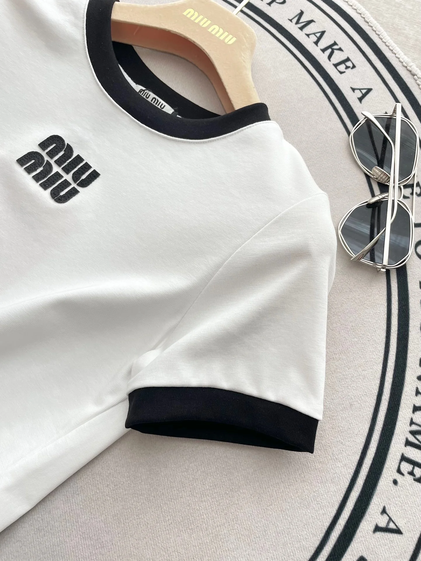 Футболка Miu Miu 2404 с коротким рукавом и принтом в виде букв, с черной отделкой.