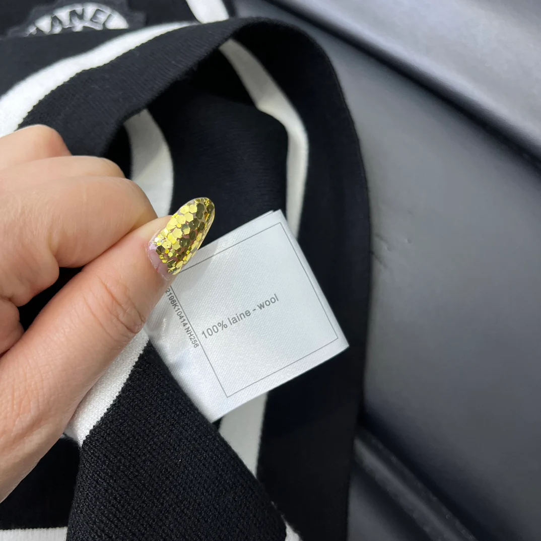 Chanel - 2404-24 Новинка: Вязаный жилет в полоску с воротником - Черный