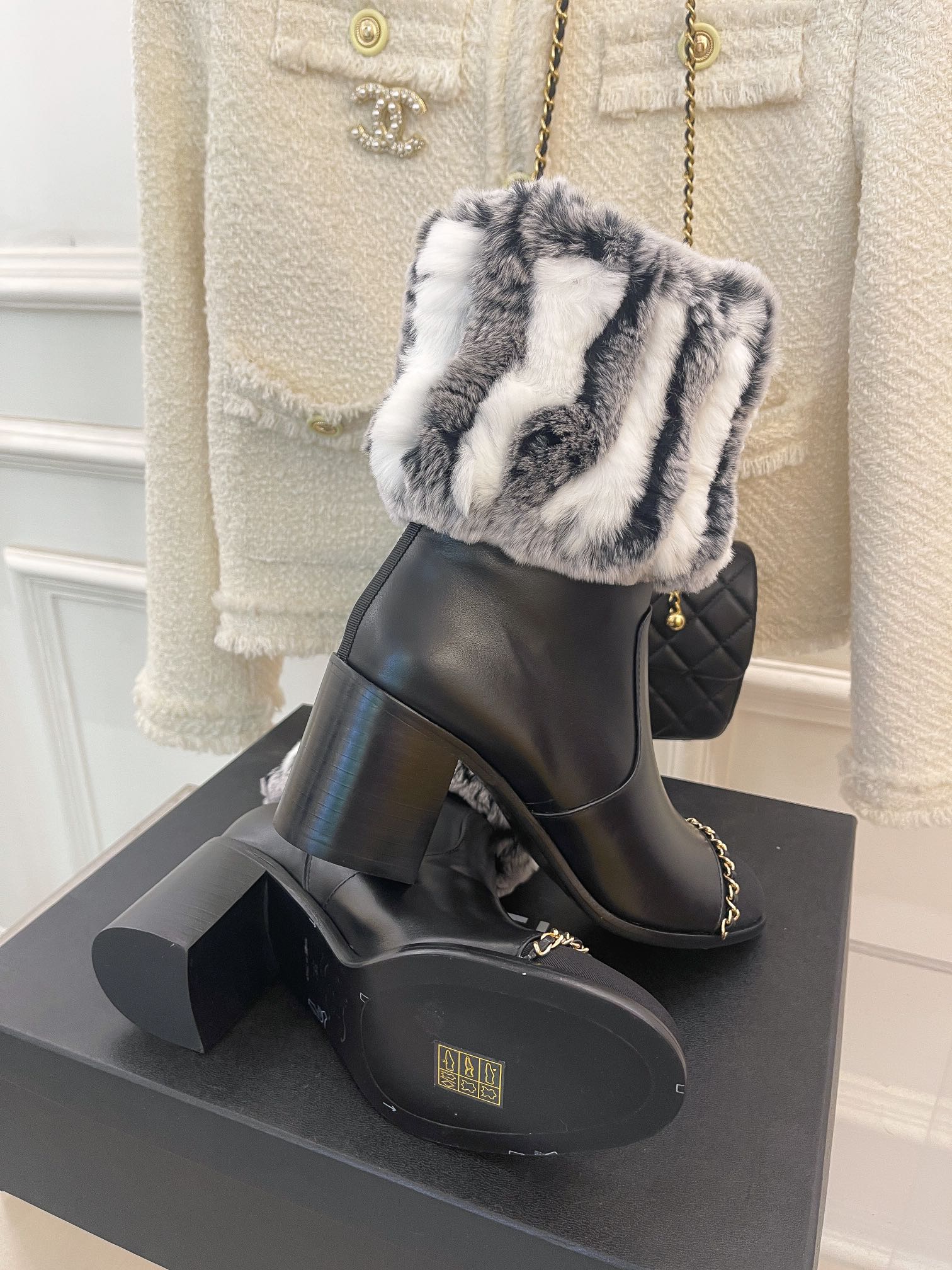 Новинка весны 2022 года от Chanel - Ботильоны на массивном каблуке с меховой отделкой - Черные