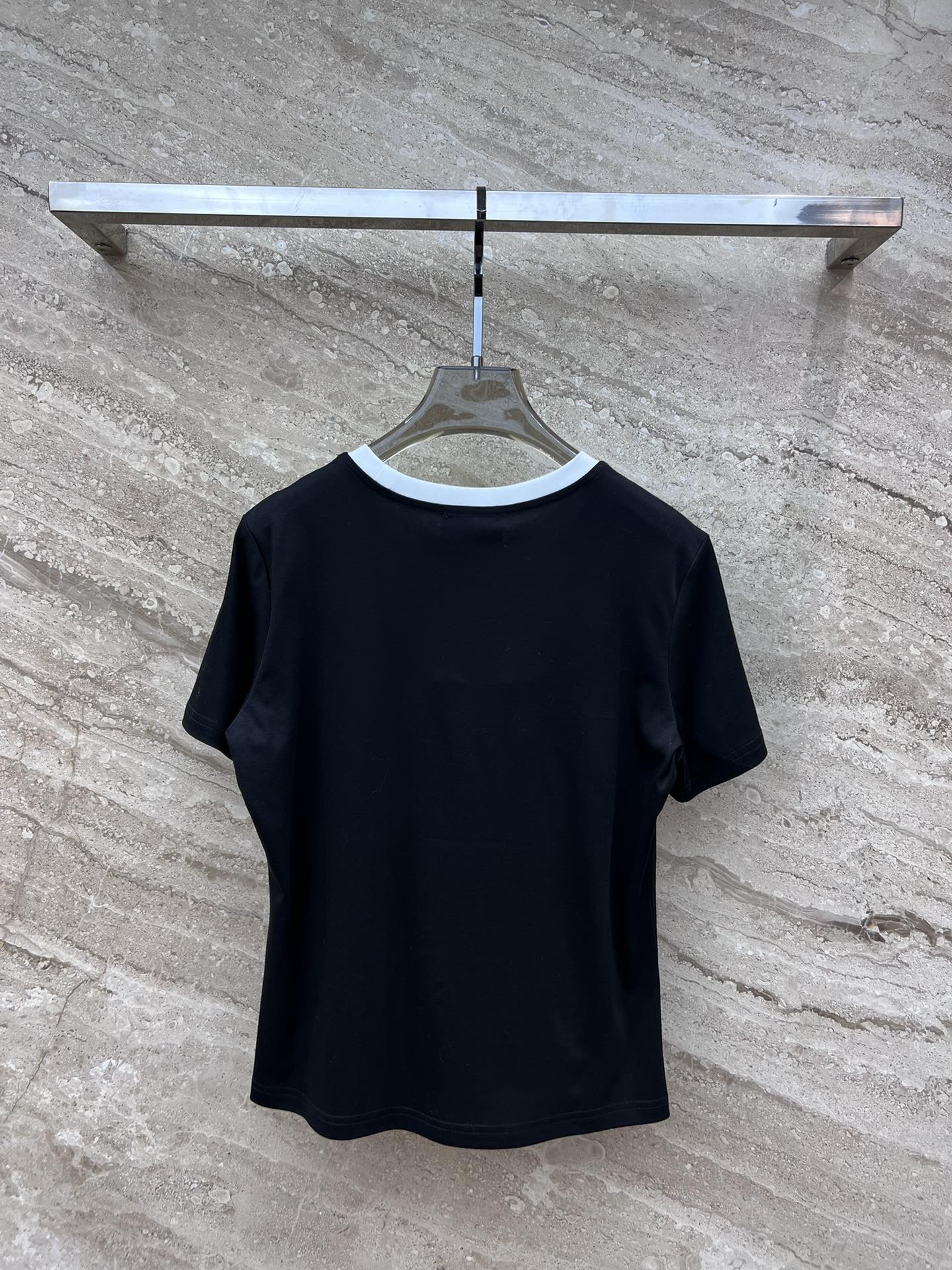 Футболка Chanel 2403 с вышитым бантом и пайетками, с короткими рукавами - черная