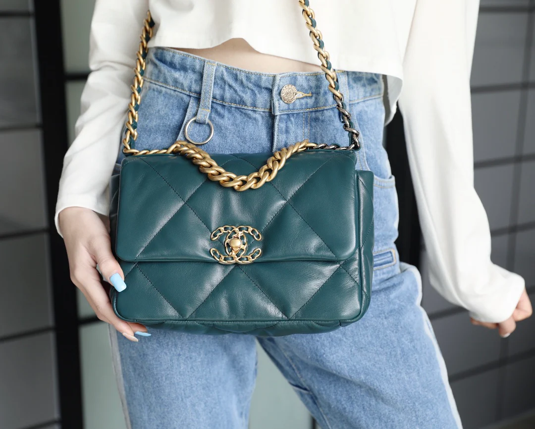 Сумка Chanel 19 — маленькая, темно-зеленая.