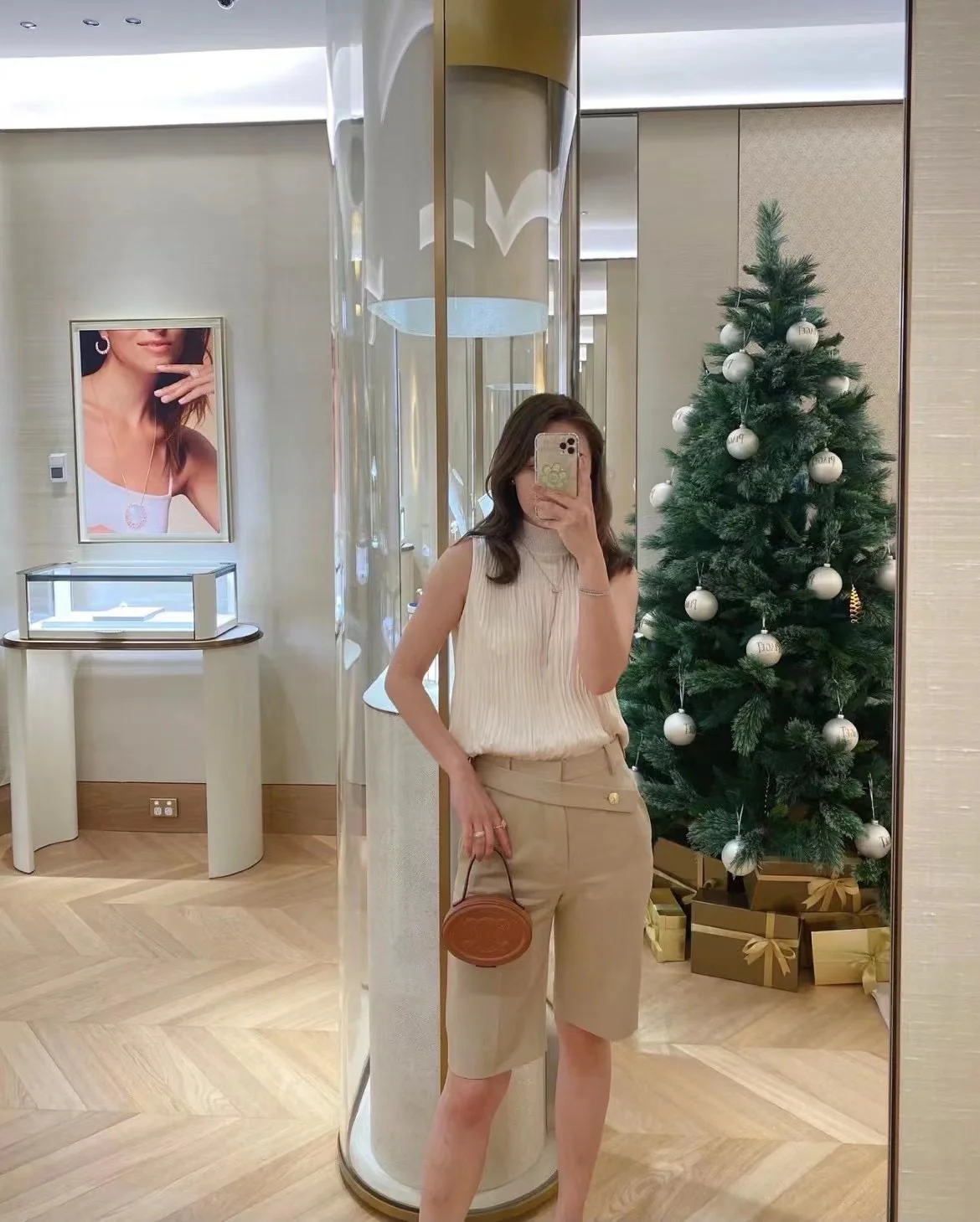 Мини-сумочка в виде лунного пирога от Celine, коричневая.