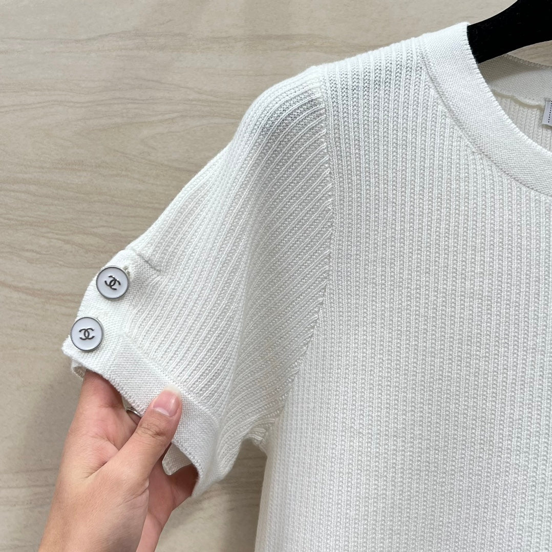 Chanel 2403 - Белый вязаный топ с короткими рукавами и вышивкой в ??виде четырехлистного клевера в кармане