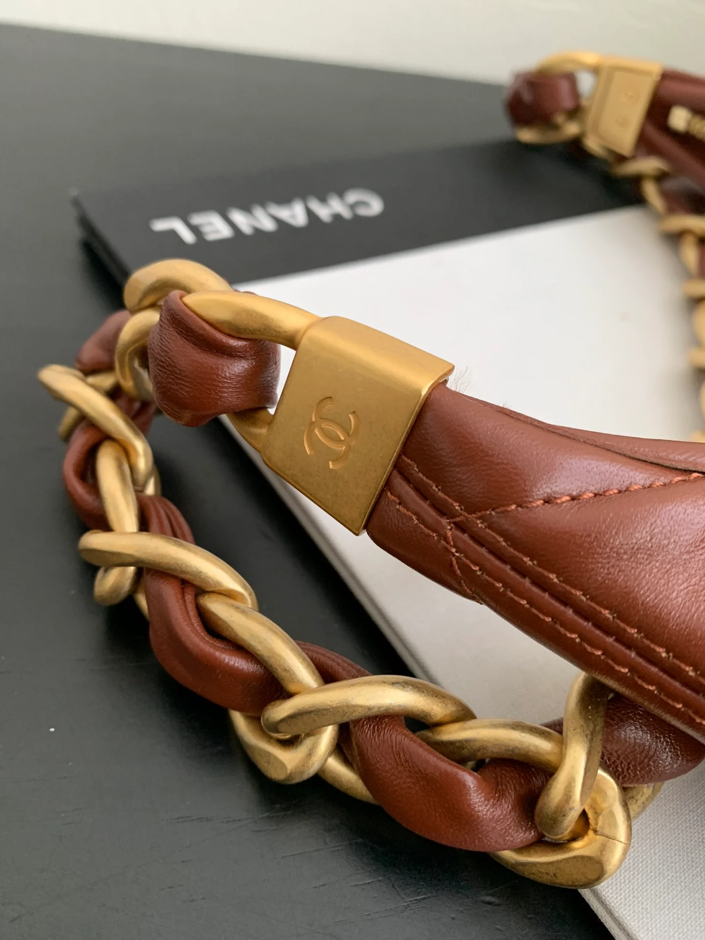 Сумка Chanel на плечо с массивной цепочкой - красная