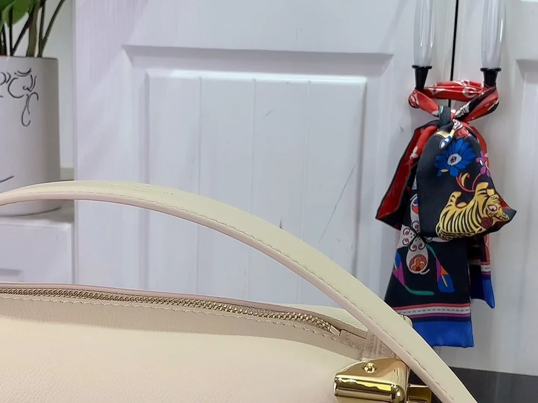 m25160-LV-side-trunk-medium chain bag-off-white