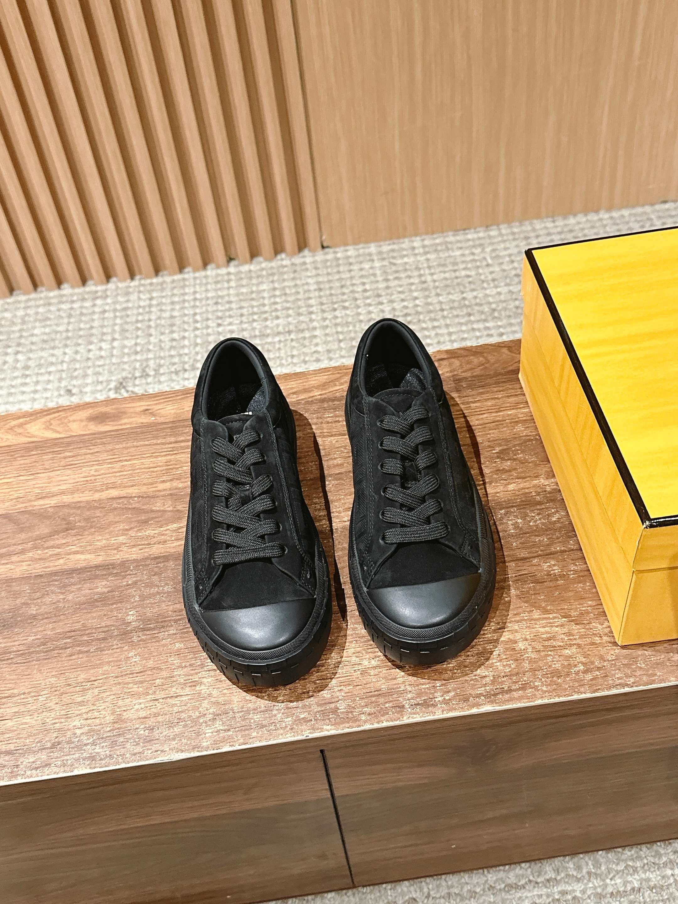 Fendi - Туфли цвета бисквита - Повседневная обувь - Черные