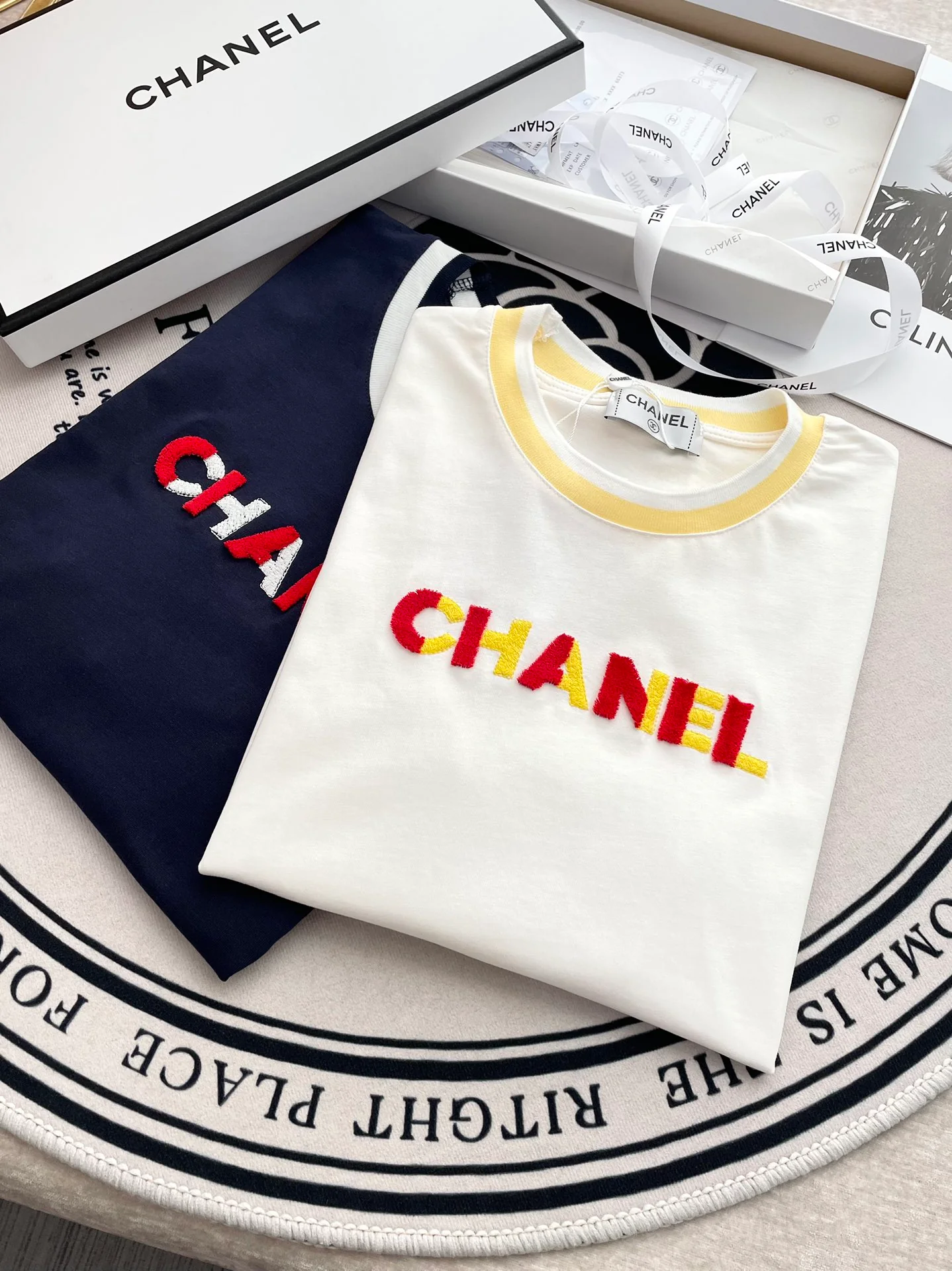 Футболка Chanel 2403 с вышитой 3D-буквой в виде зубной щетки, белая.