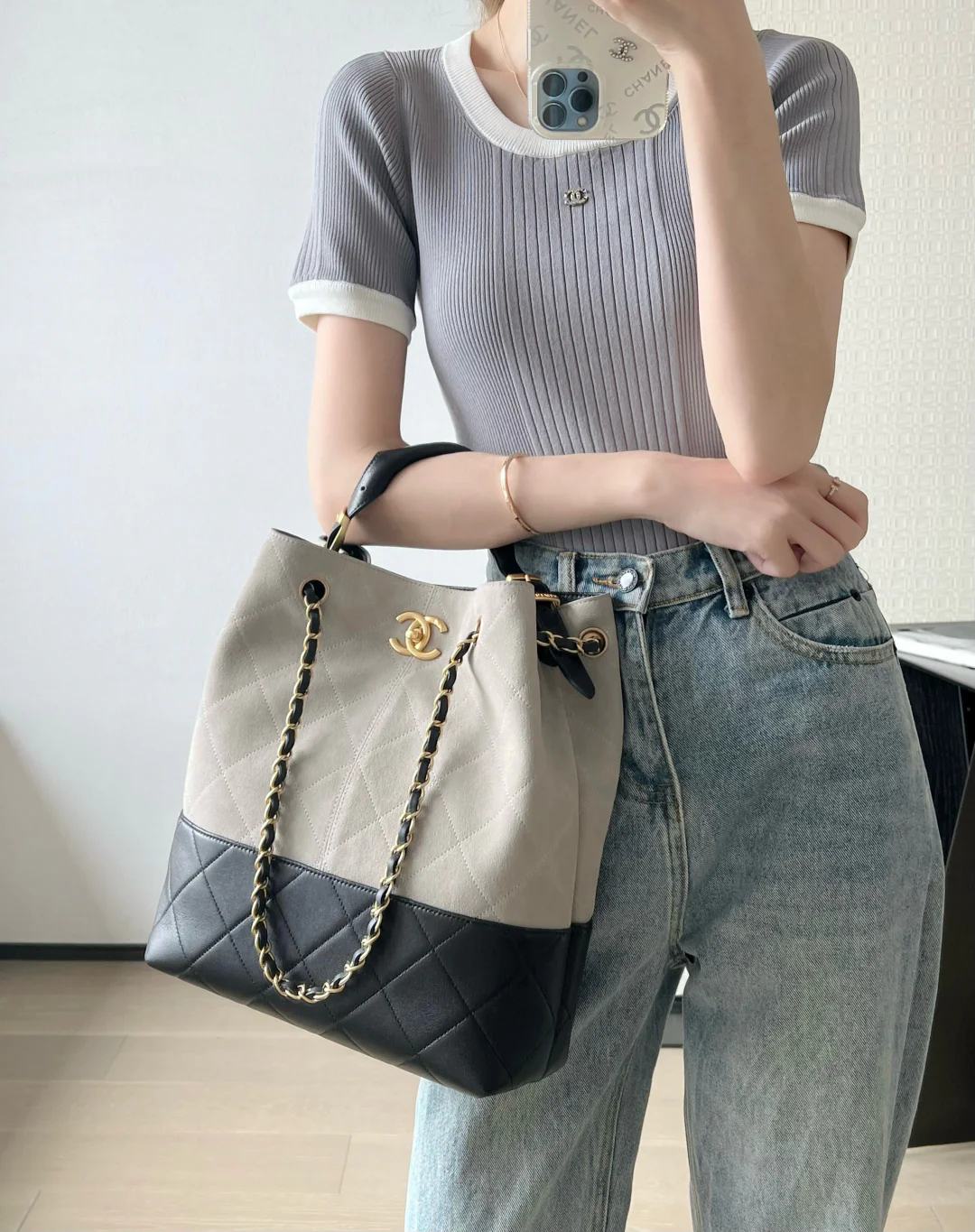 Chanel - Замшевая прямая сумка-шоппер - Серая с золотой фурнитурой