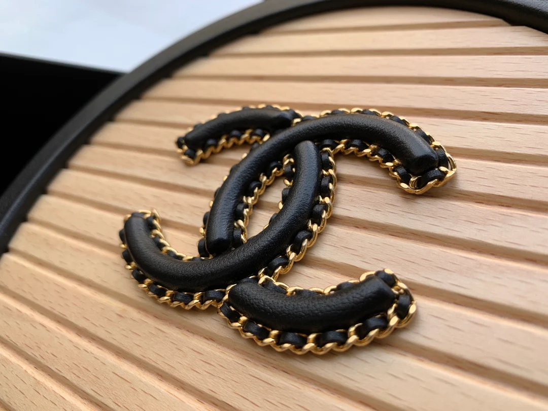 Новинка весны 2022 года от Chanel - Сумка в деревянной коробке - Лимитированная серия