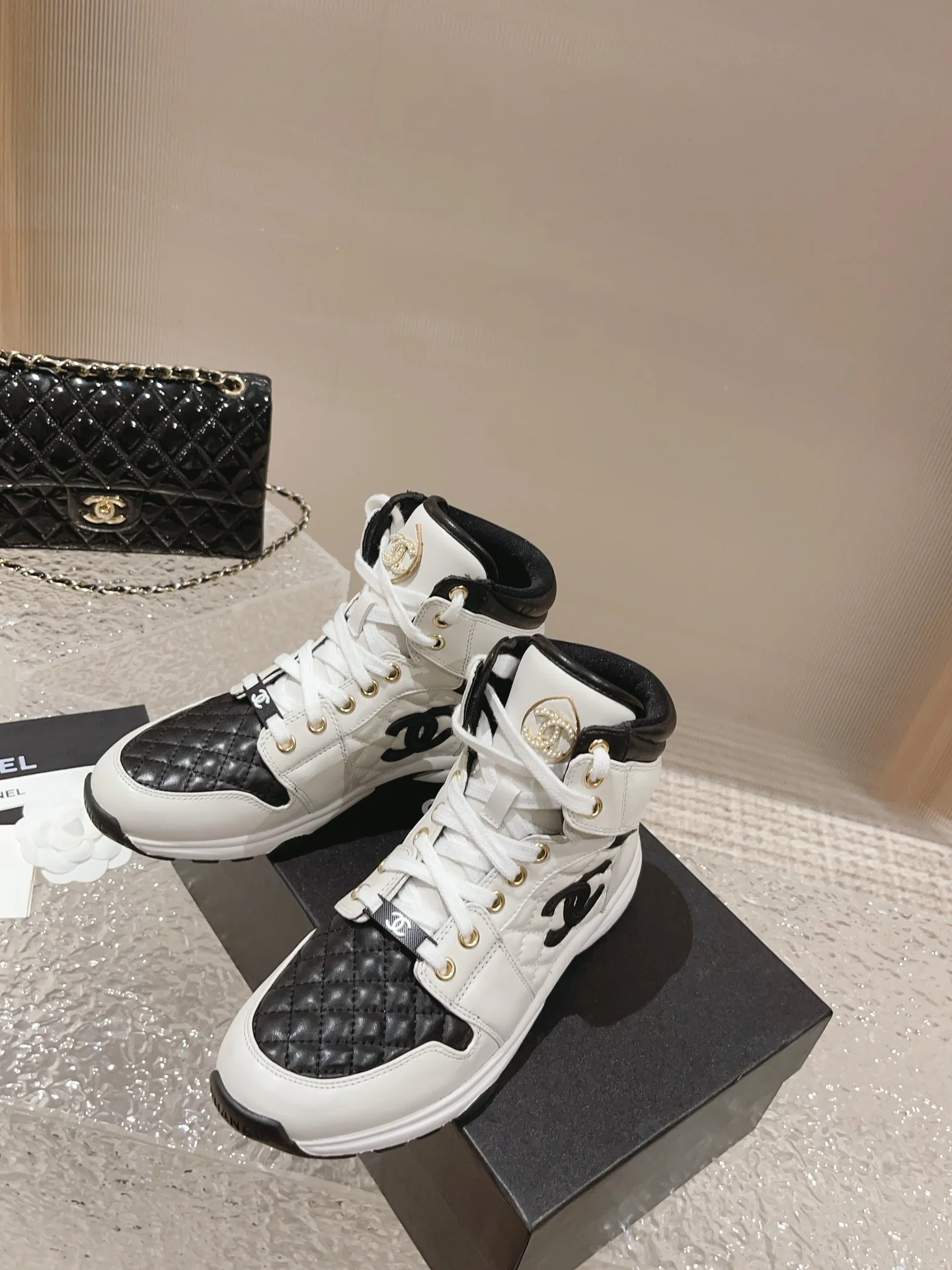 Высокие кроссовки Chanel — белые с перламутровыми вставками.