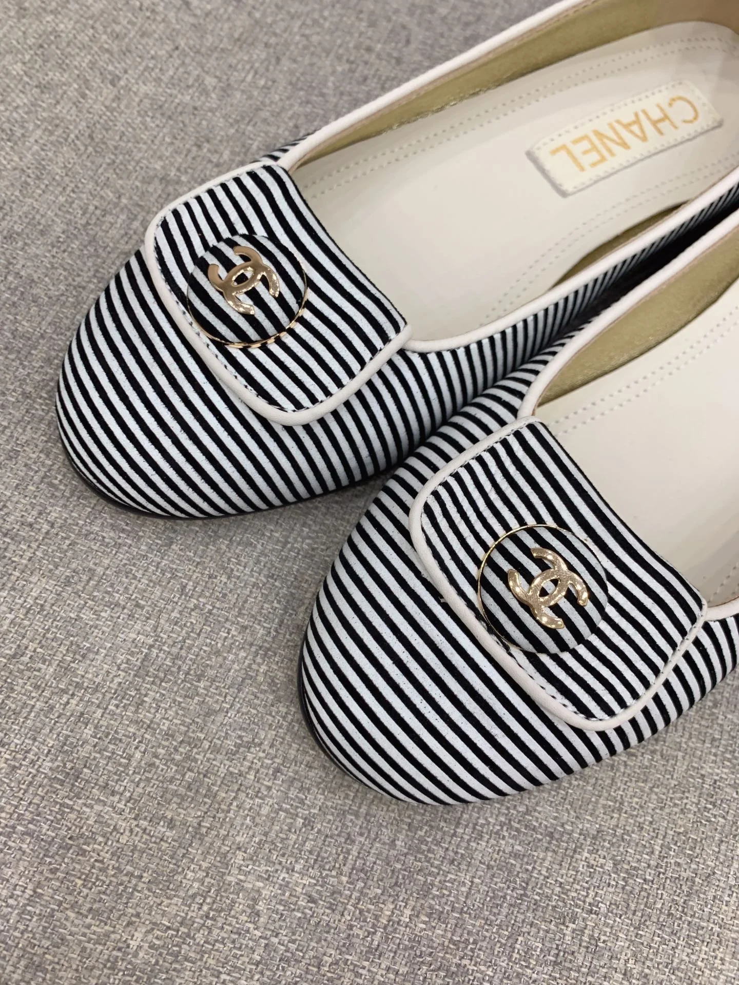 Классические балетки Chanel с двойной пряжкой в ??виде буквы С — в полоску.