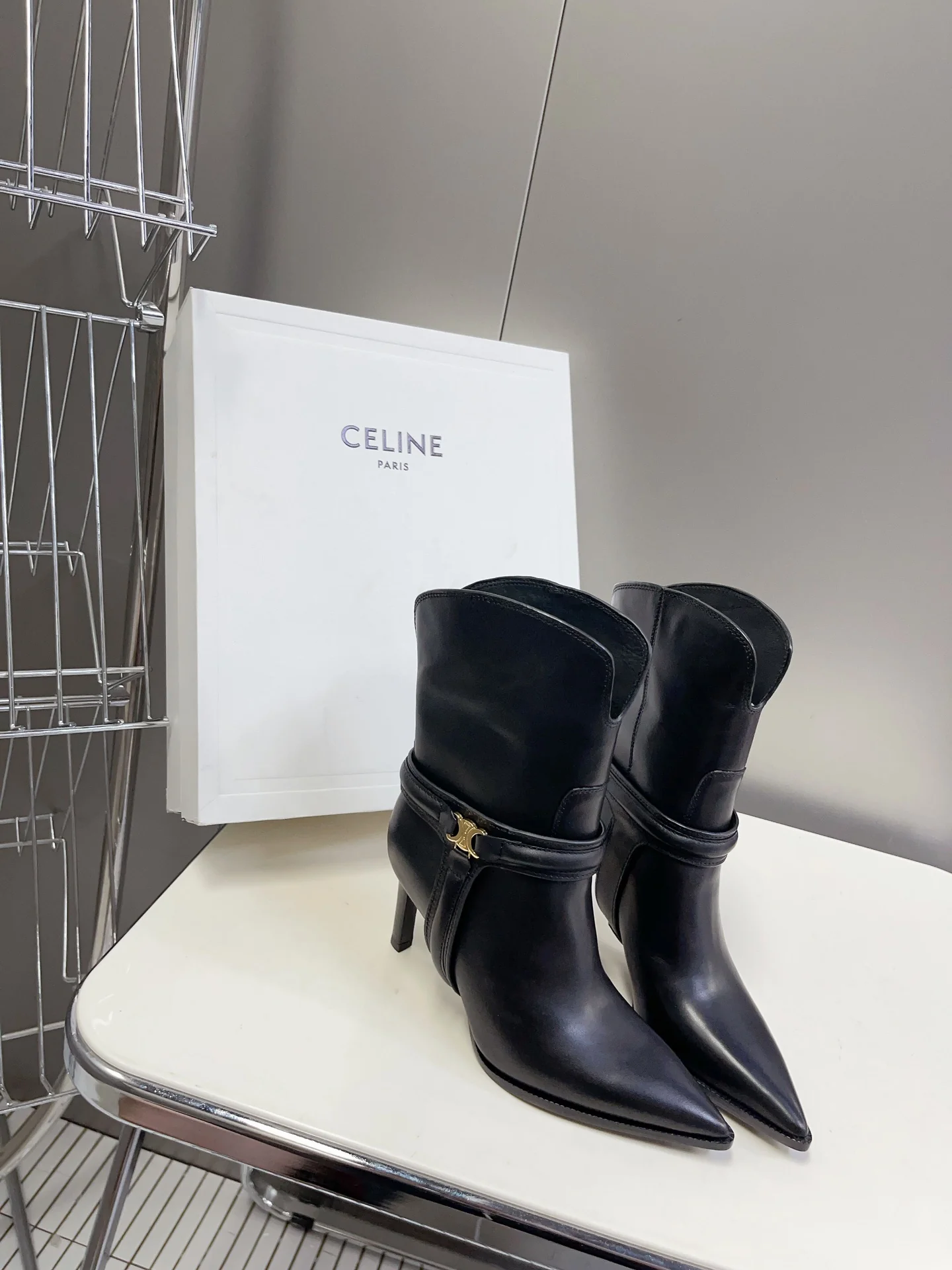 Новинка начала осени 2023 года от Celine: ботильоны на высоком каблуке с острым носком.