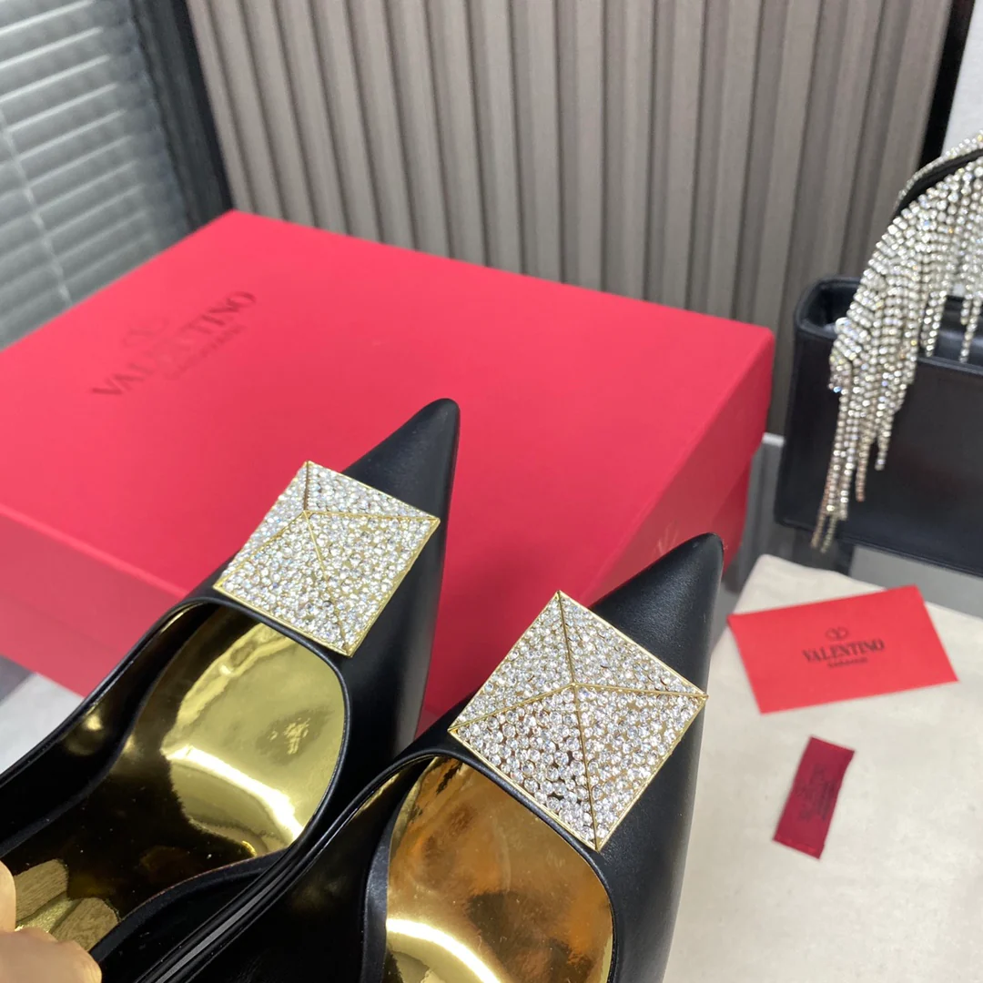 Новинка сезона осень/зима 2022 от Valentino - Туфли на высоком каблуке с фурнитурой, украшенные заклепками - Черные